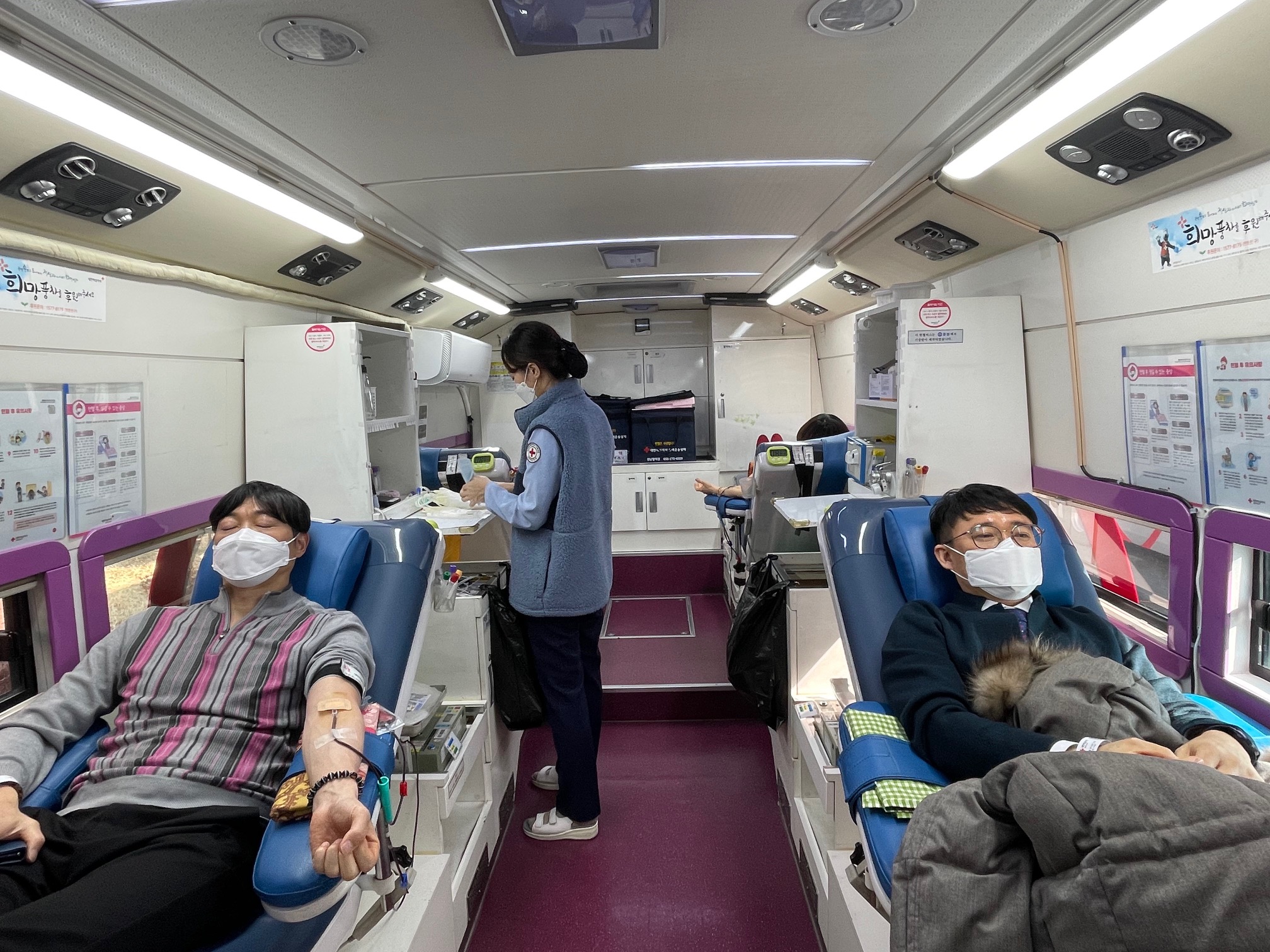 경남교육청, 새해 첫 ‘사랑의 헌혈’ 동참(총무과 김만길 ☎268-1321 또는 정찬환 ☎268-1324) - 관련이미지1