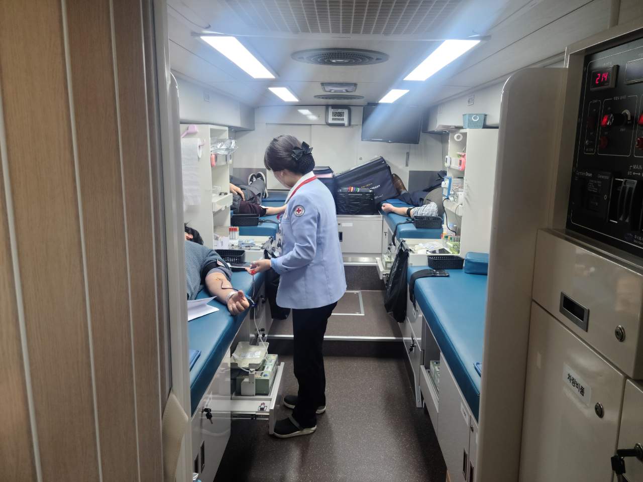 김해교육지원청, 생명 나눔과 청렴 실천의 헌혈 봉사 실시 - 관련이미지1