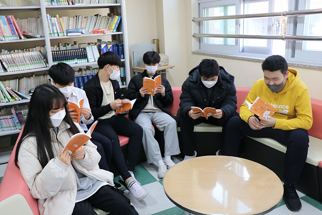 한다사중, 전교생 참여 시집 「사춘기」 발간 - 관련이미지2