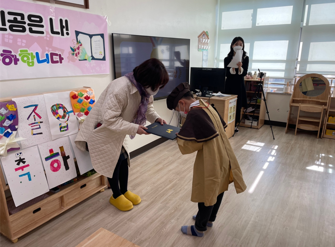 물금유치원, 행복하고 설레는 제1회 졸업식! - 관련이미지1