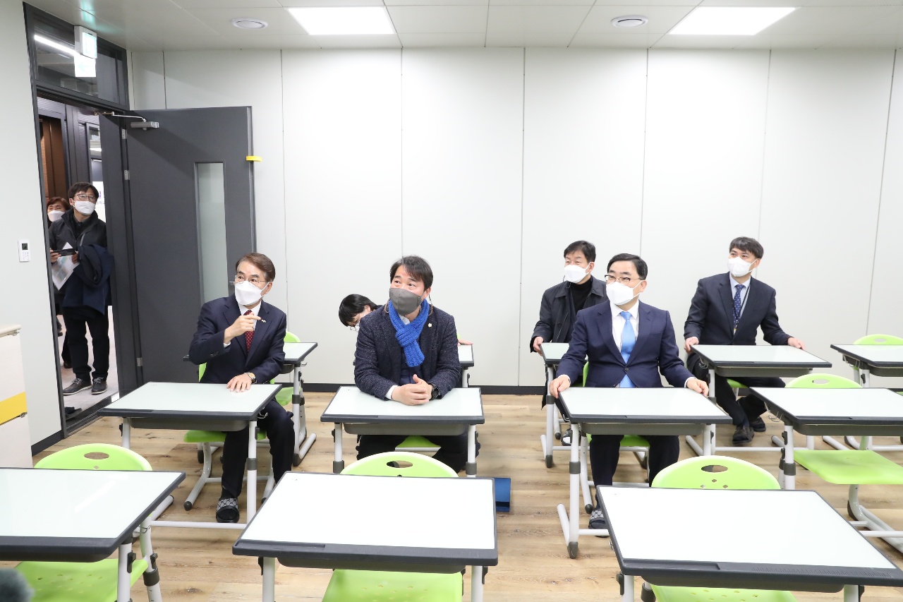 박종훈 교육감, 새 학기 준비 점검과 모듈러 교실 개관식 참석(학교지원과 최치용 ☎268-1431 또는 박지영 ☎268-1433) - 관련이미지5