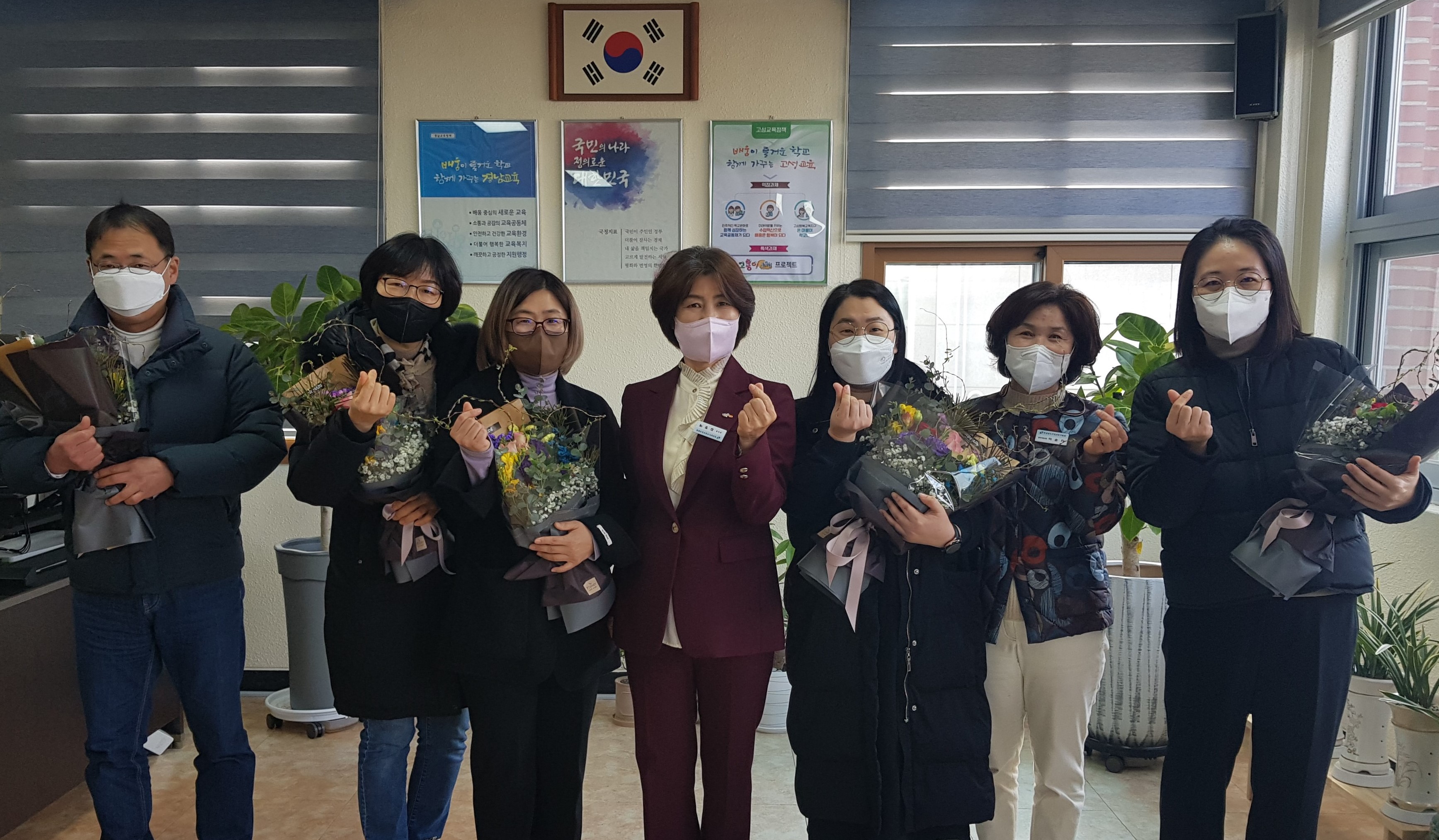 고성교육지원청, 화훼농가 돕기“청렴 꽃 나눔행사” - 관련이미지1
