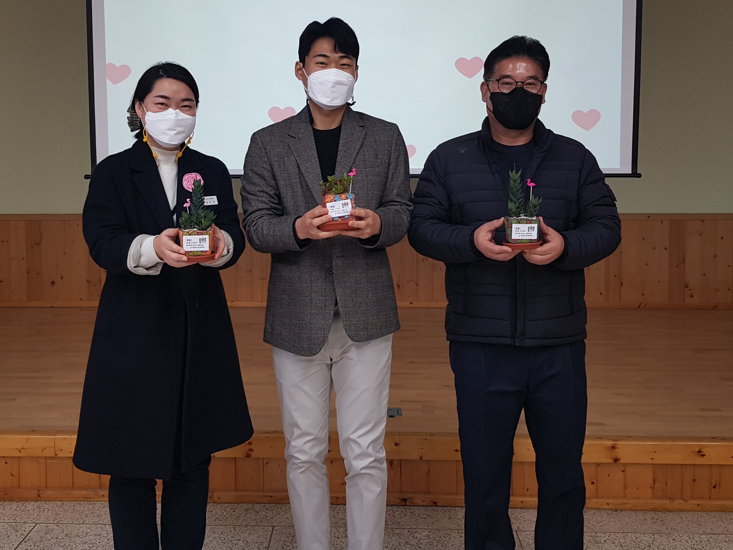 고성교육지원청, 화훼농가 돕기“청렴 꽃 나눔행사” - 관련이미지2