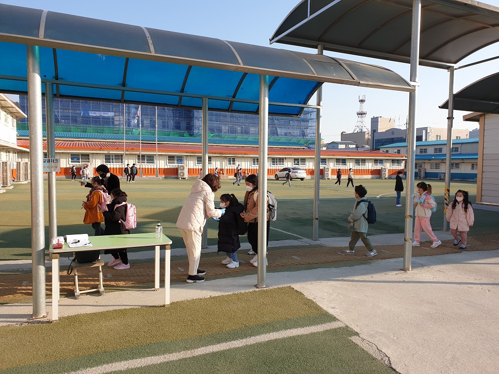 남해교육지원청 교육장, 2022. 새 학년 등굣길 아침 맞이 - 관련이미지2