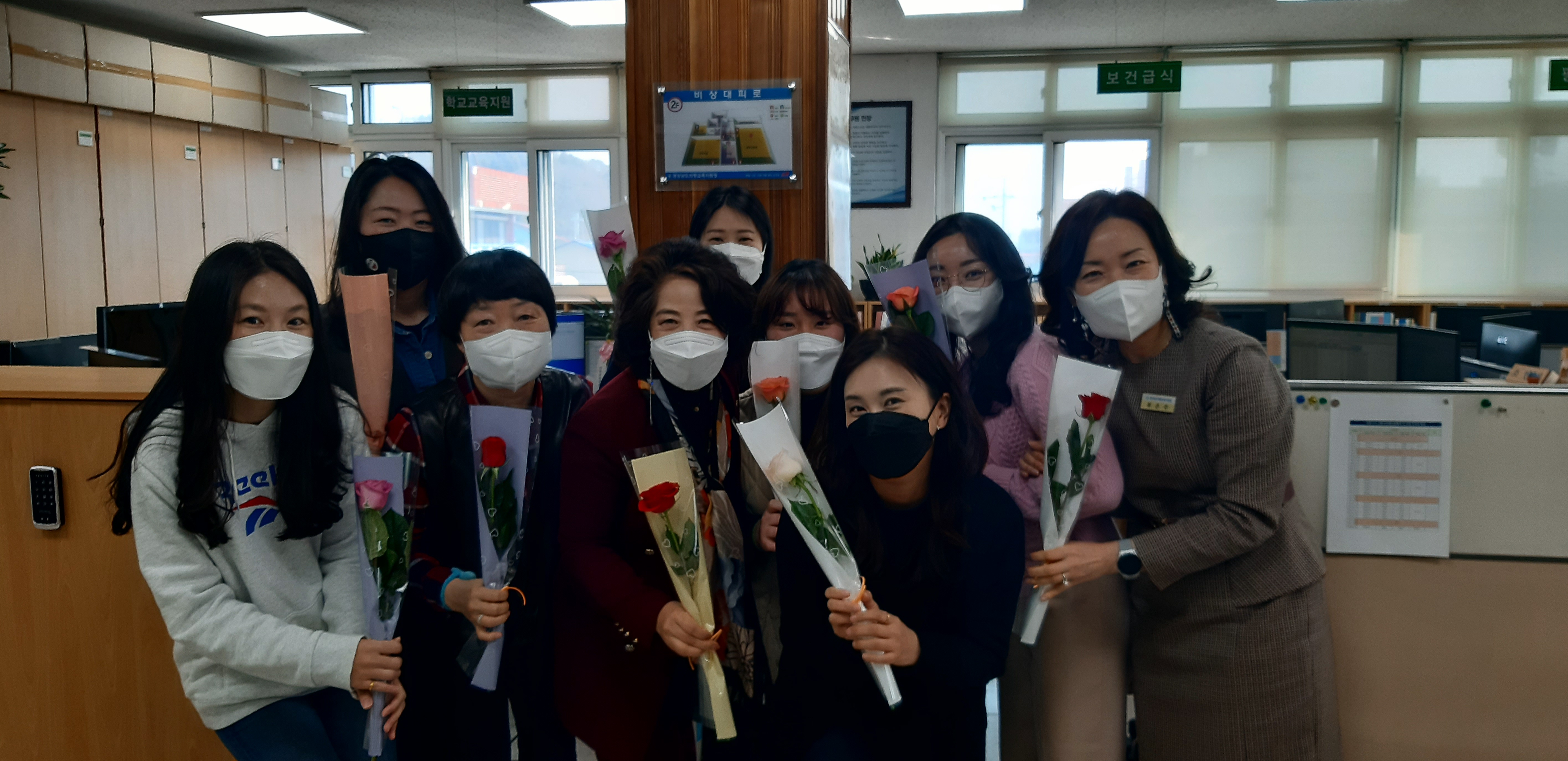 의령교육지원청, 화훼농가 돕기 청렴 꽃 나눔 행사 - 관련이미지1