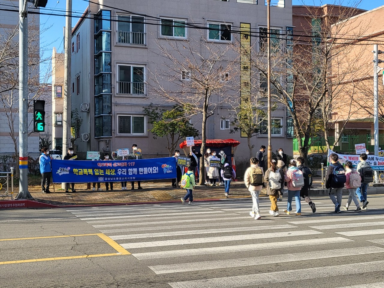 통영교육지원청, 새학년 맞이 교통안전 캠페인 활동 - 관련이미지3