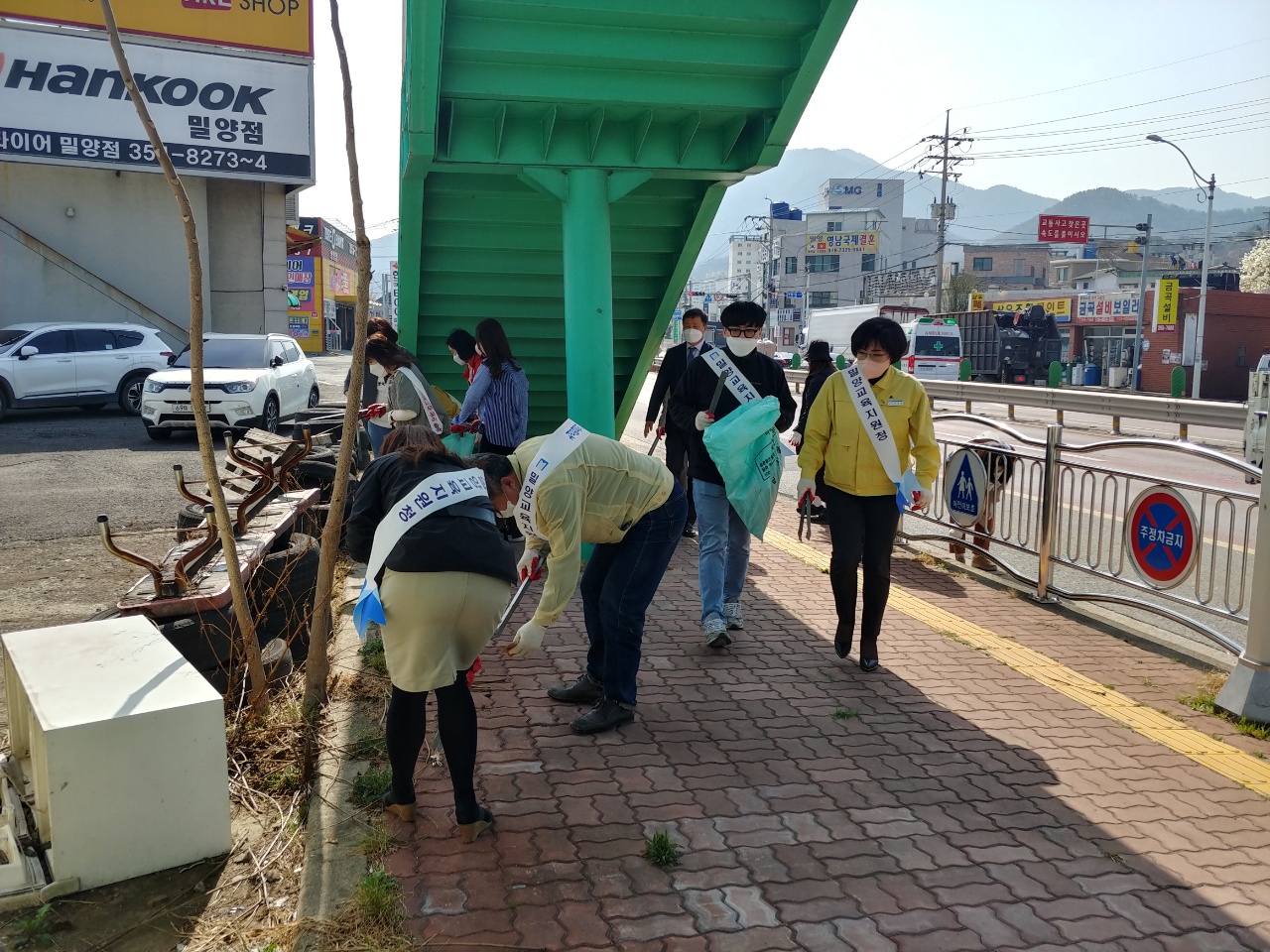 밀양교육지원청“새봄맞이 청렴 국토대청결운동”에 동참 - 관련이미지1