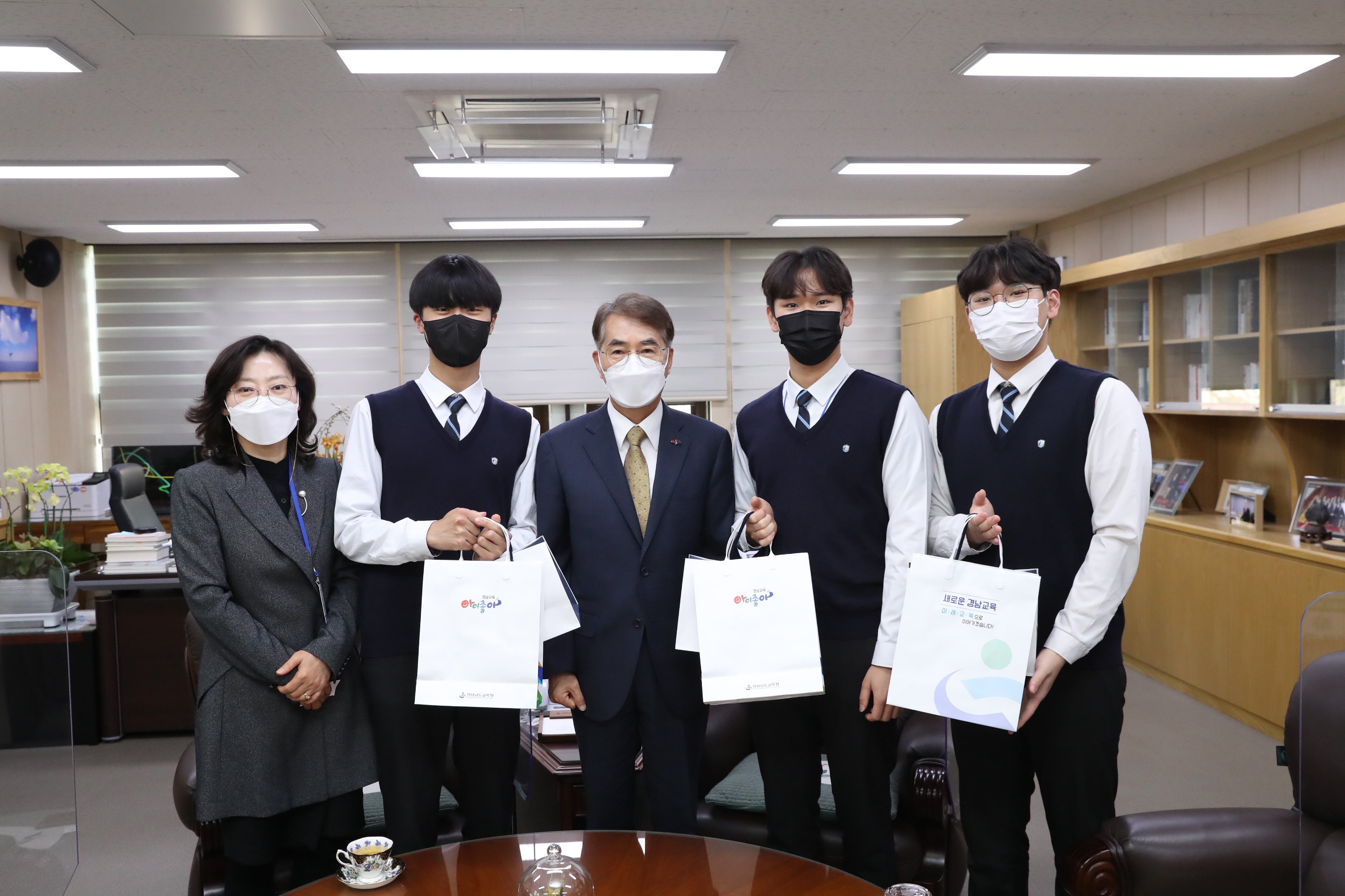 박종훈 교육감, 김해 화재 진압 고교생 격려(홍보담당관 박경석 ☎278-1794) - 관련이미지1