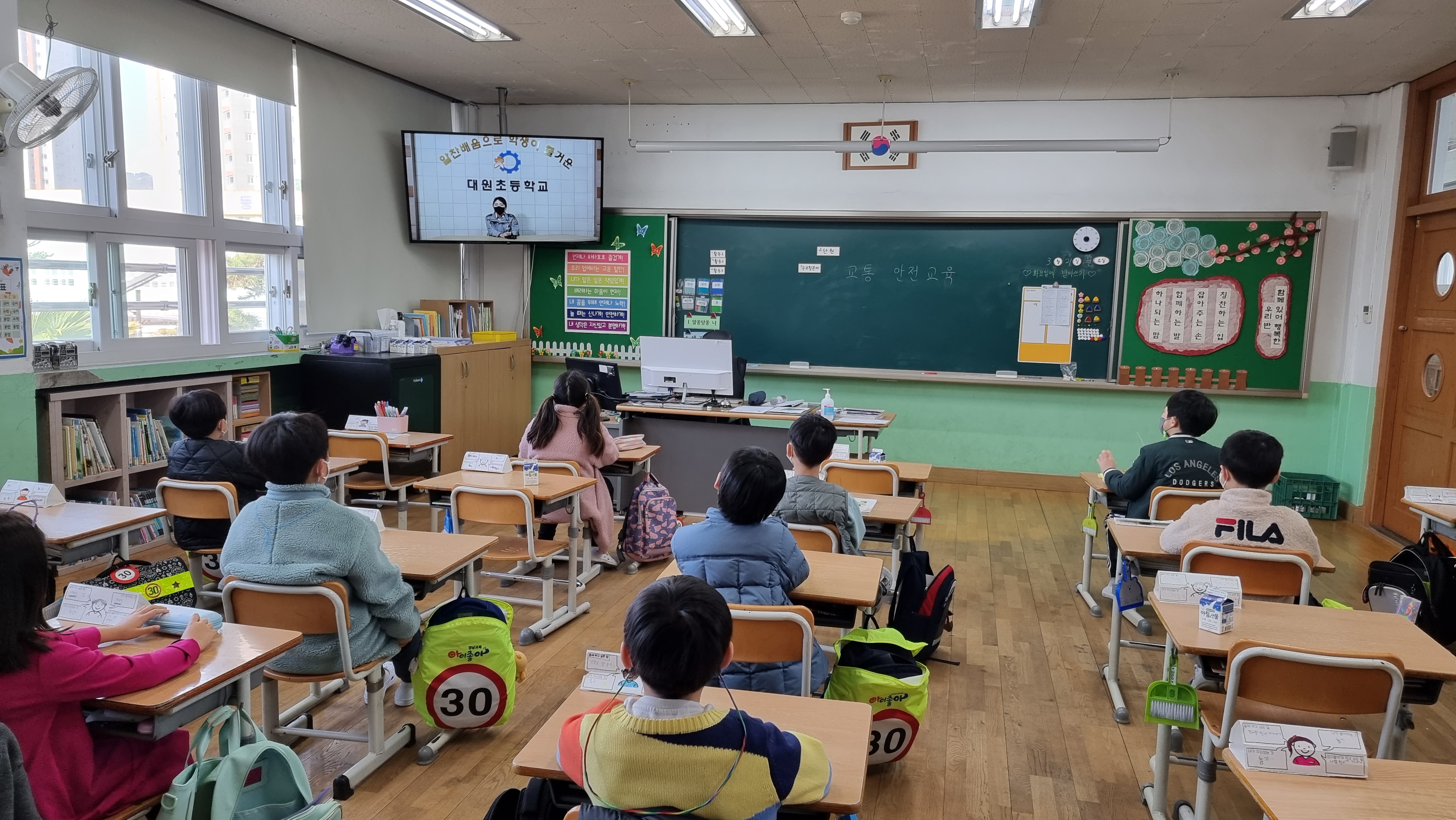 대원초, 새학기 교통경찰관에게 배우는 교통안전교육 - 관련이미지1