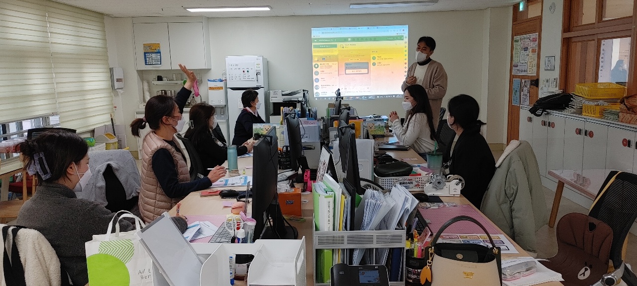 물금유치원, 미래형 학부모 놀이 교실을 위한 교사 연수 실시 - 관련이미지1