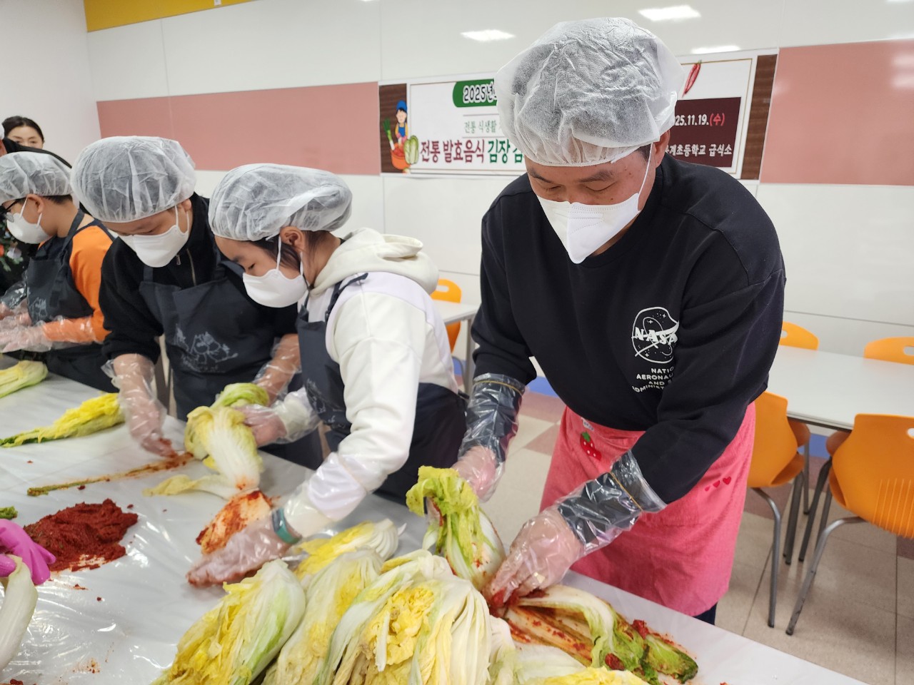 묵계초·청암분교,학생 자치회 주도로 이웃사랑 실천해요! - 학생 자치회 주도 2025. 가을담소 아나바다 모금과 김장김치 나눔 -  - 관련이미지2