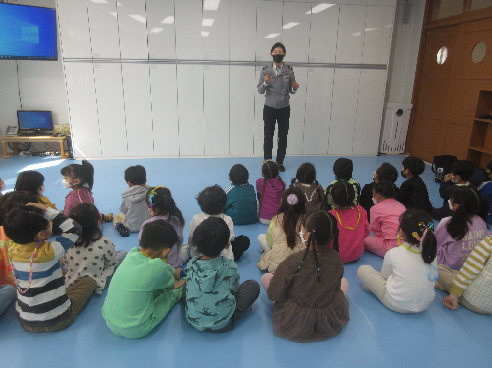 아주초등학교병설유치원, 유아 맞춤형 교통안전교육 실시 - 관련이미지5