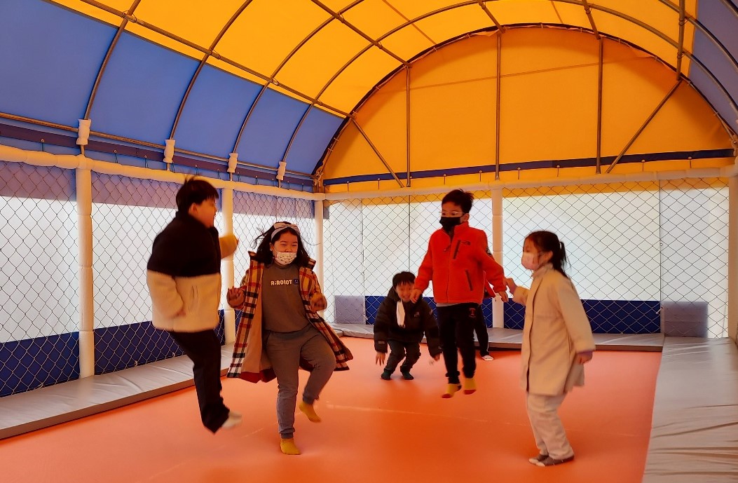 묘산초 놀이시설 설치 및 벽화 완성 - 관련이미지2