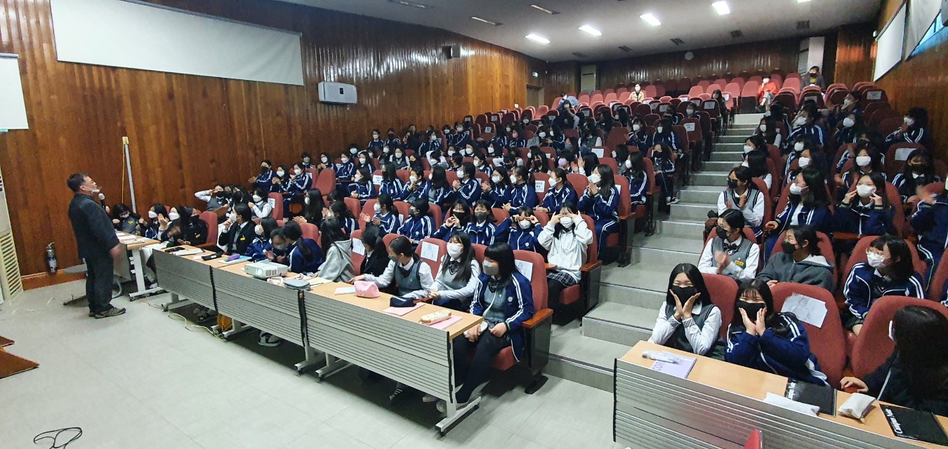 토론중심학교 마산무학여중, 디베이트 신화 캐빈 리 교수와 함께하는 5번째 디베이트 특강 - 관련이미지1