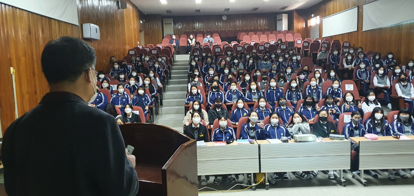 토론중심학교 마산무학여중, 디베이트 신화 캐빈 리 교수와 함께하는 5번째 디베이트 특강 - 관련이미지3