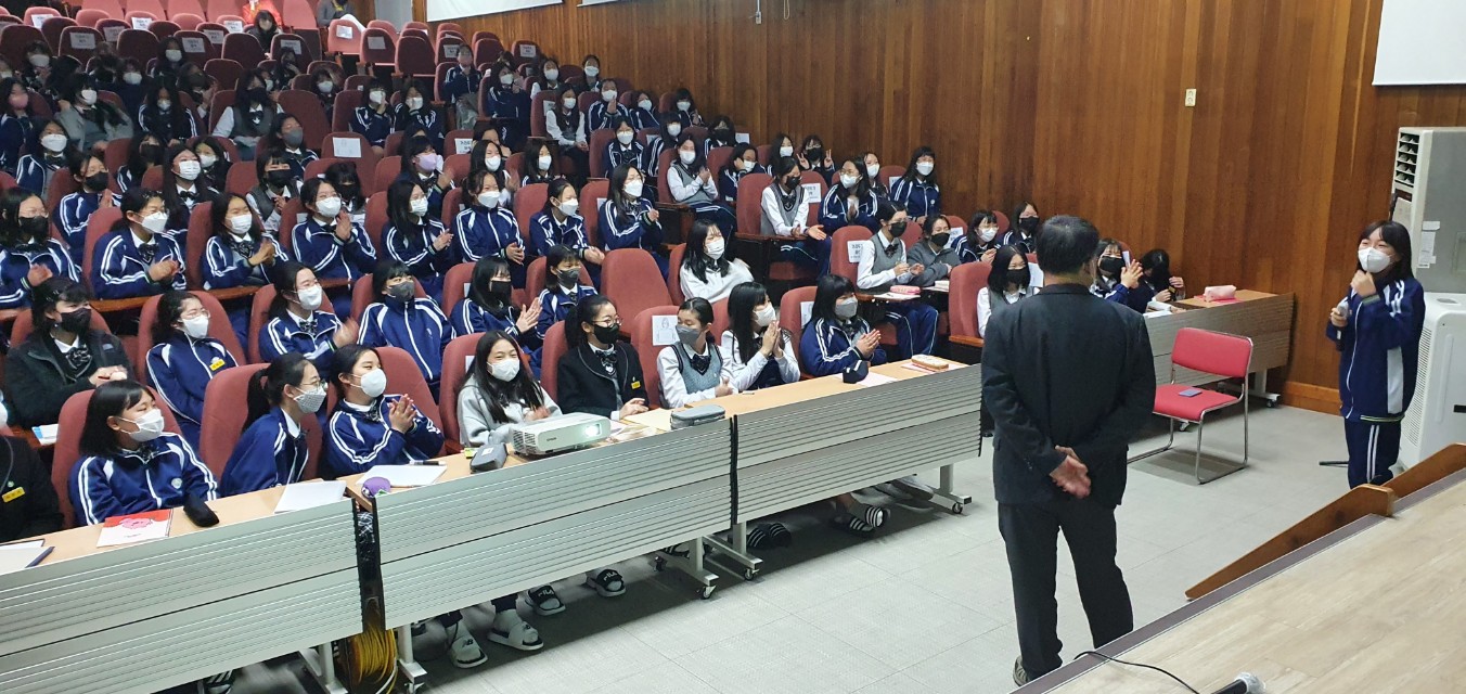 토론중심학교 마산무학여중, 디베이트 신화 캐빈 리 교수와 함께하는 5번째 디베이트 특강 - 관련이미지4