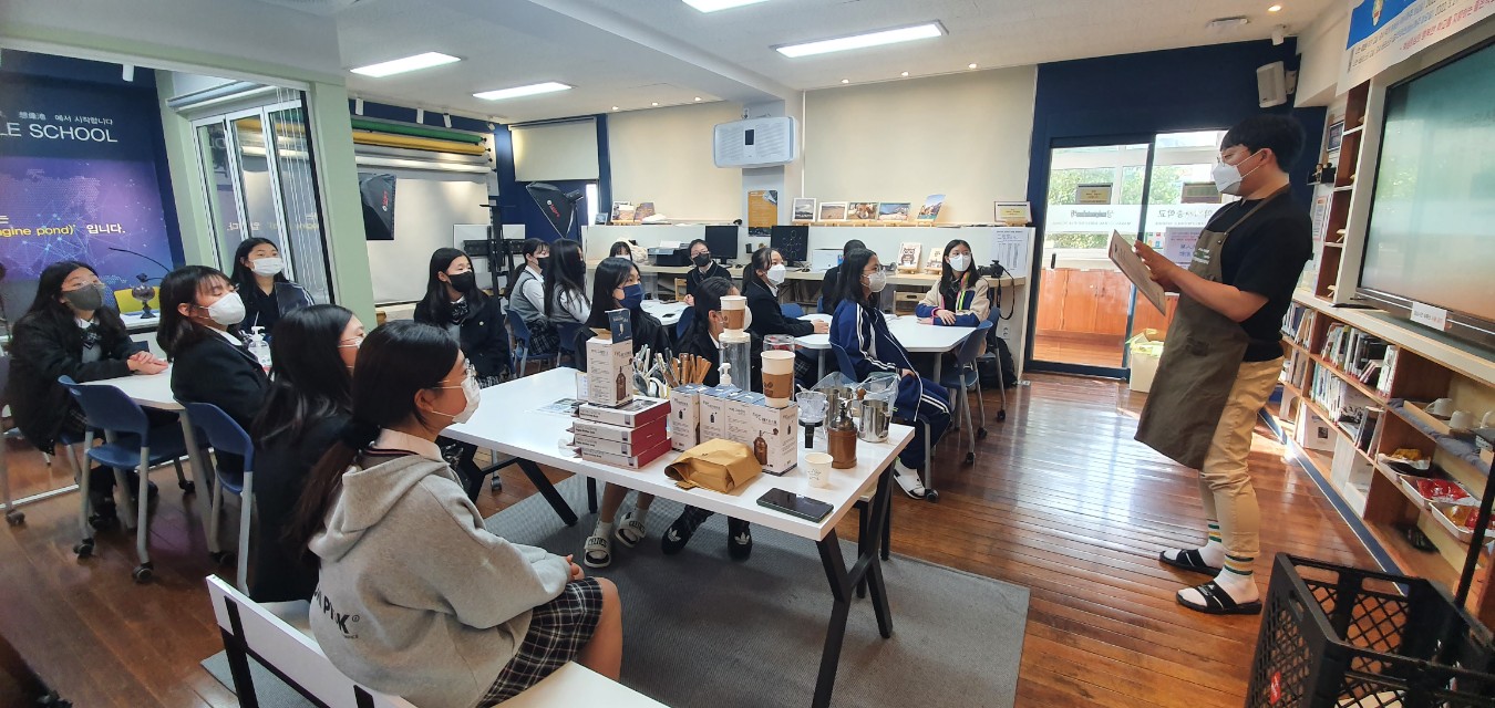 마산무학여중, 학부모 및 학생을 위한 바리스타 교실, 웹툰 교실을 열다. - 관련이미지2