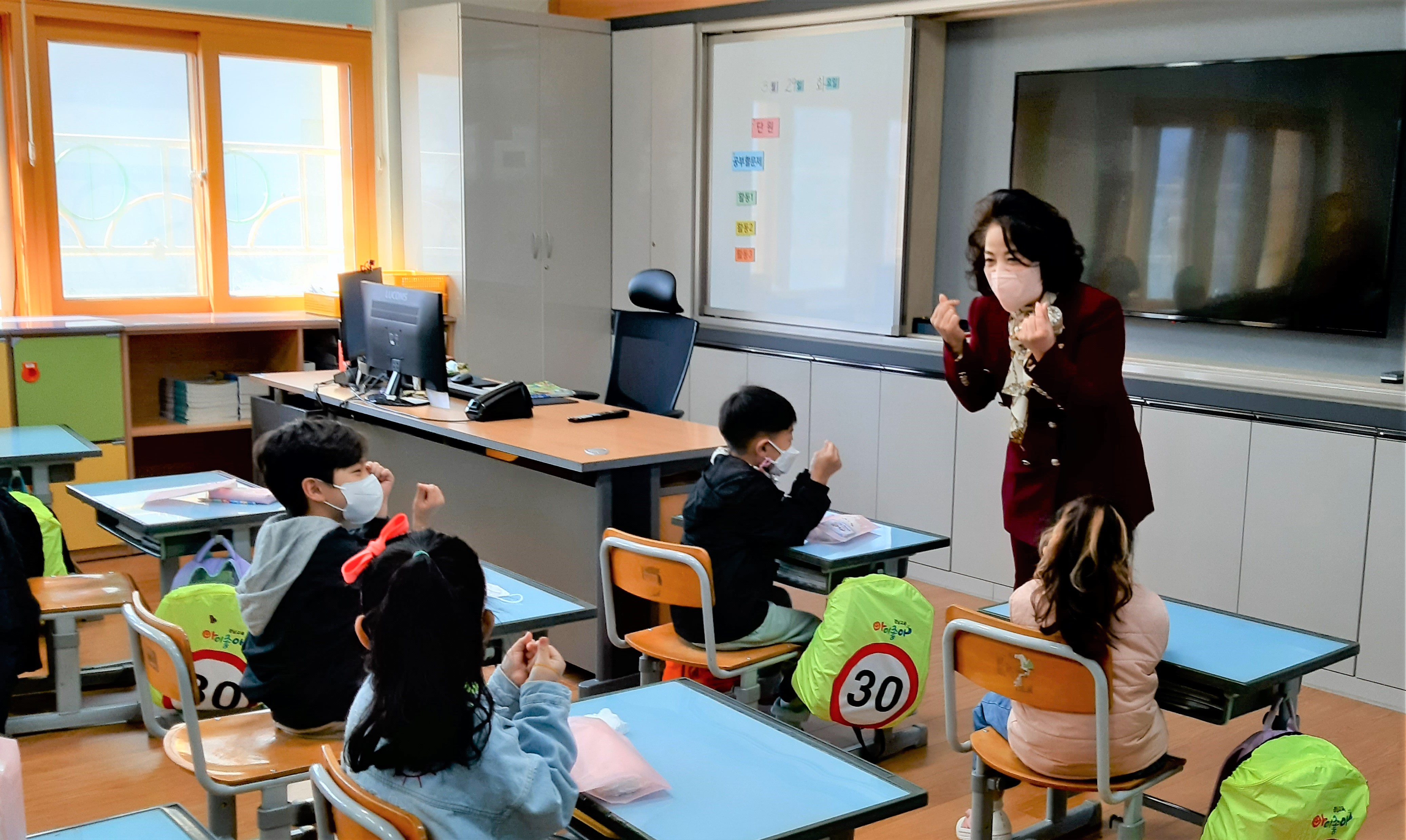 의령교육지원청, 초등학교 입학생 청렴마스크 전달 - 관련이미지2