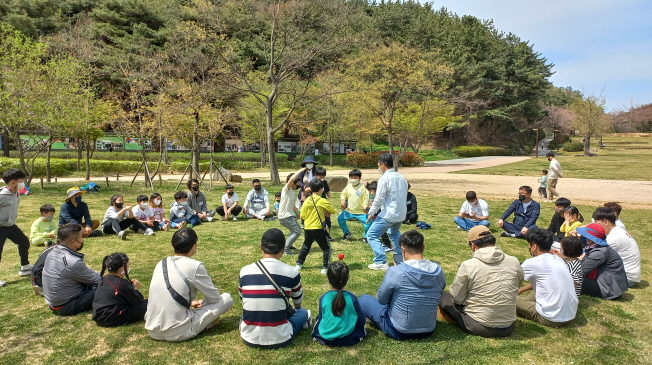 김해교육지원청, 아빠와 자녀가 함께 즐기는 신나는 놀이터 진행 - 관련이미지2