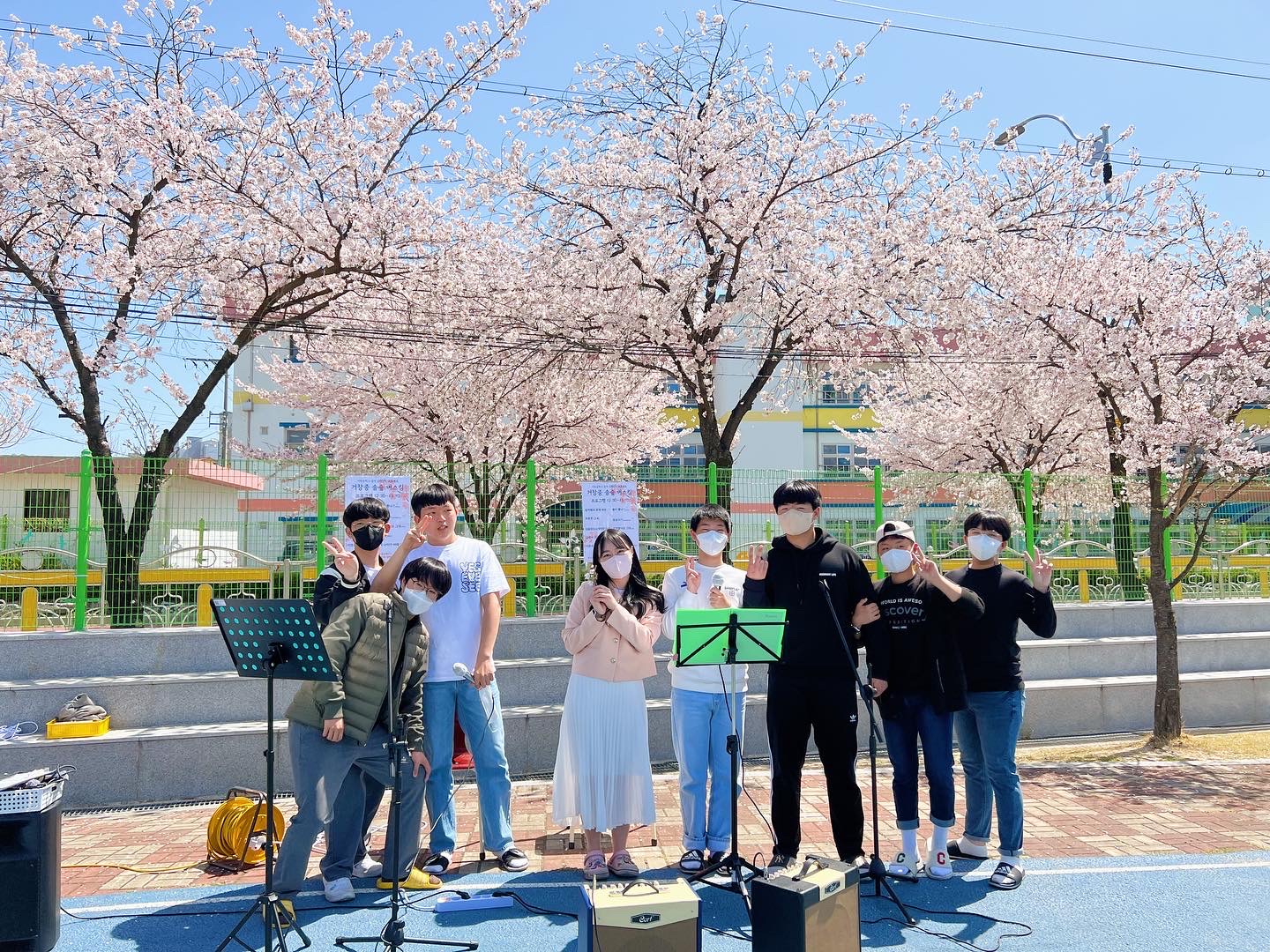 거창중, 벚꽃과 함께하는 솔숲 버스킹 열려 - 관련이미지2