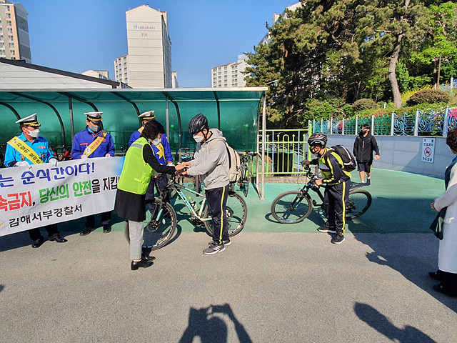 김해교육지원청, 자전거로 학교갈 때 안전모 잊지마세요 - 관련이미지2