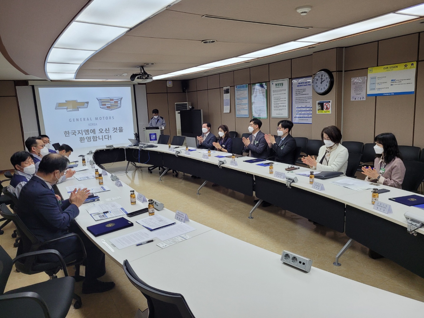 미래자동차 분야 직업교육 혁신지구 업무 협약(진로교육과 강경모 ☎268-1392 또는 박민우 ☎268-1318) - 관련이미지2