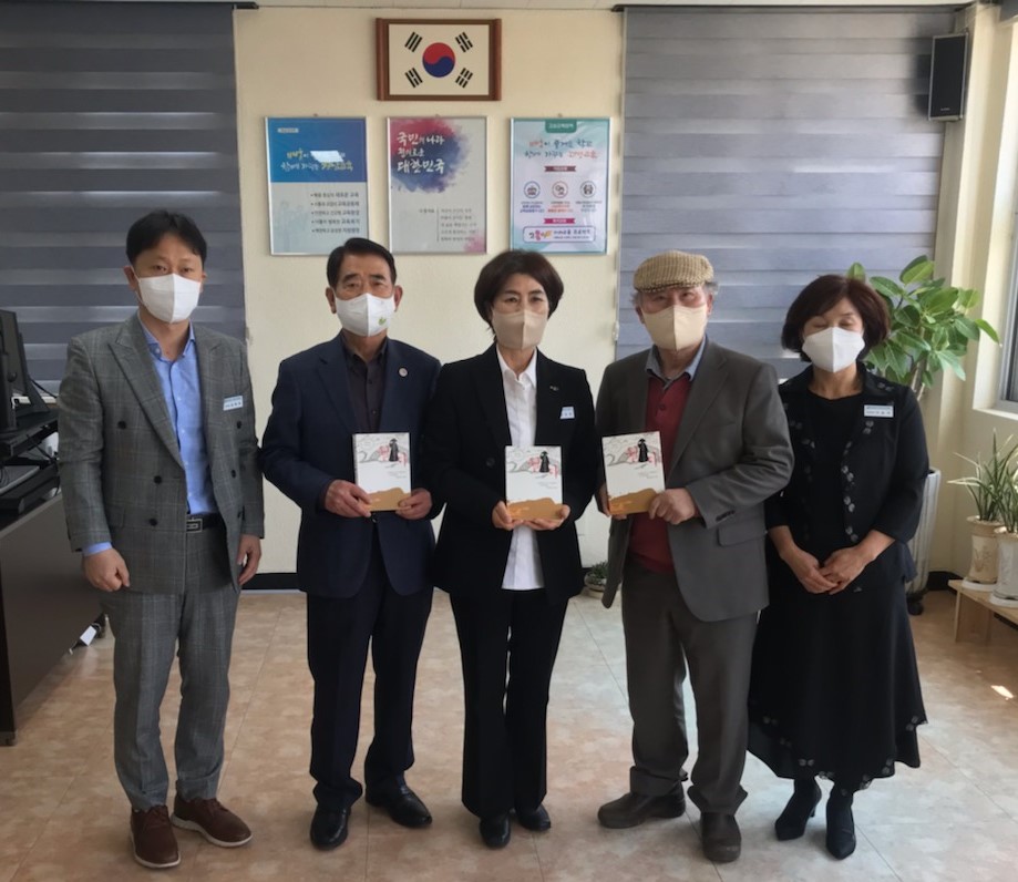 김계자 선생님, 고성교육지원청에 도서 195권 기증 - 관련이미지1