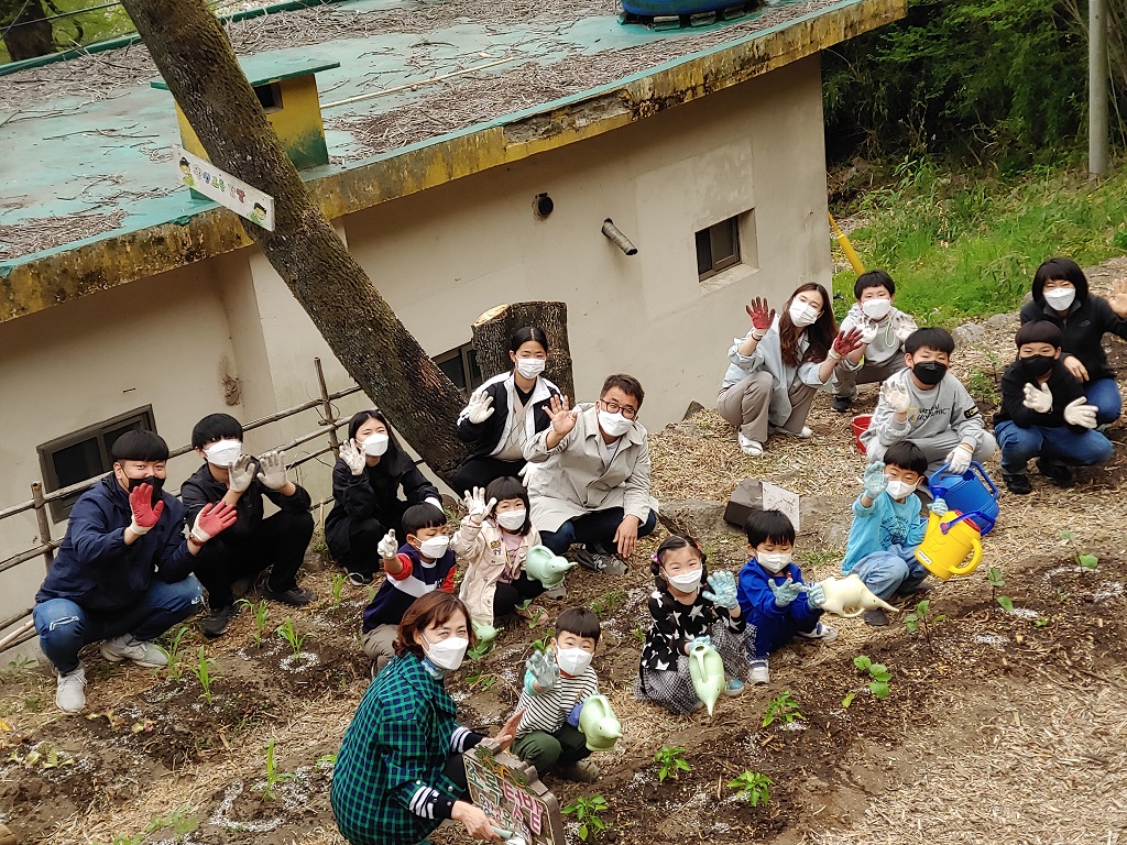 화개초왕성분교, 흙에서 생태감수성을 기르는 초록향기 학교 텃밭 가꾸기 - 관련이미지1