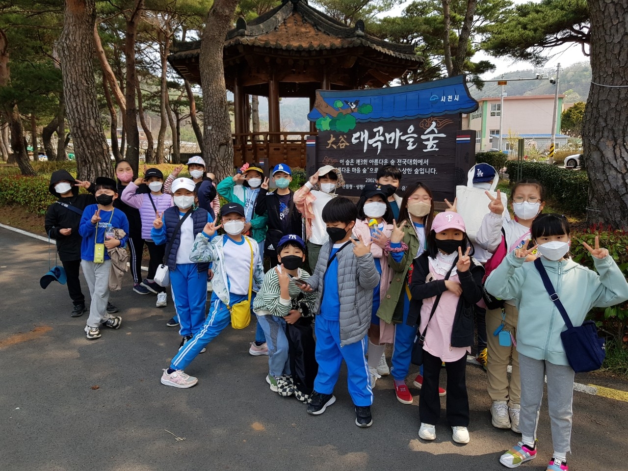 정동초, 우리 마을 탐방 봄나들이 체험 주간 운영 - 관련이미지1