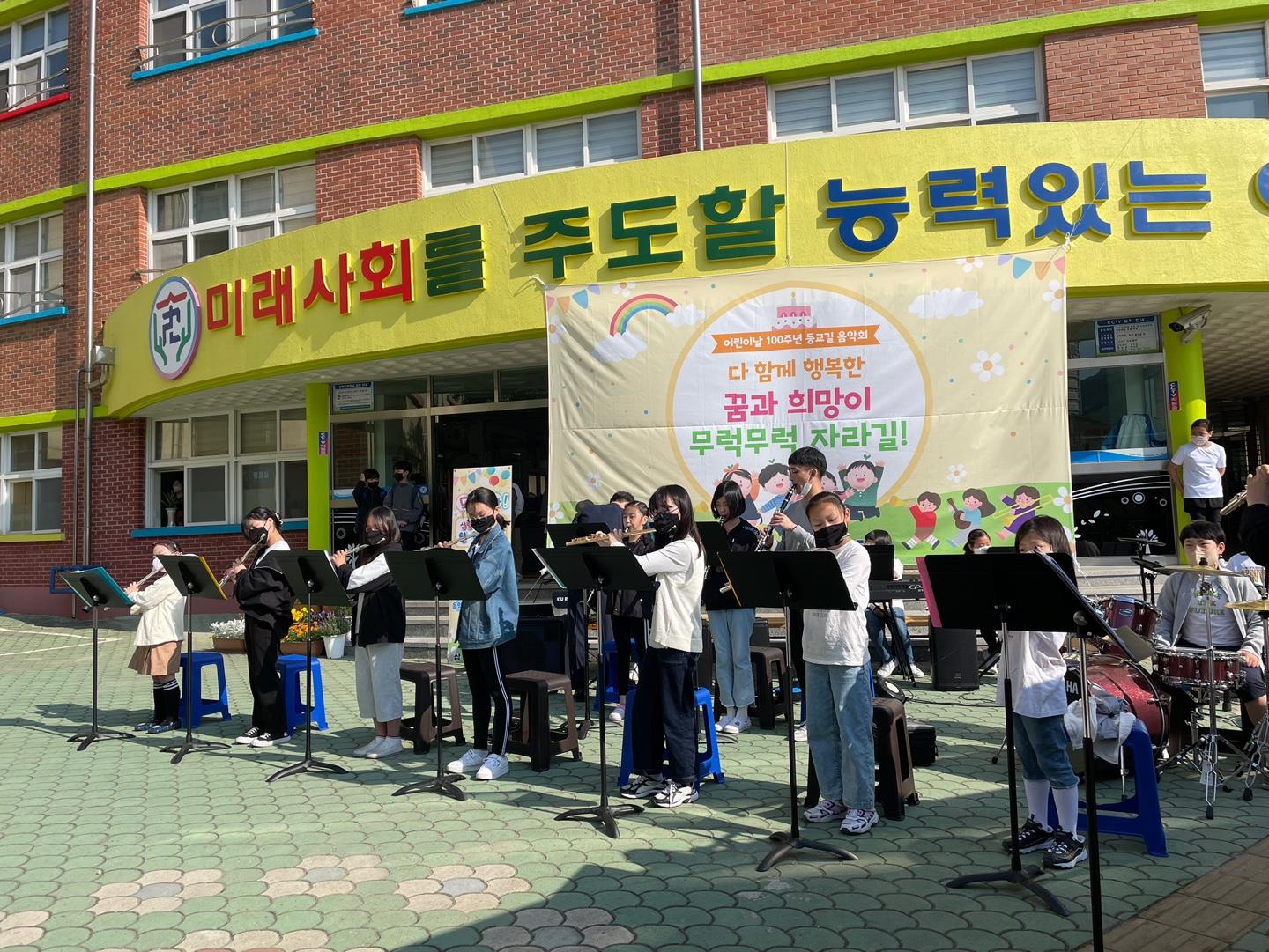 삽량초, 등굣길 작은 음악회 개최 - 관련이미지1