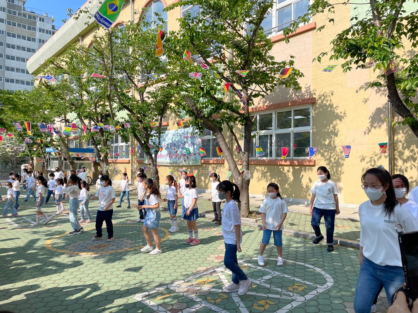 삽량초, 등굣길 작은 음악회 개최 - 관련이미지2