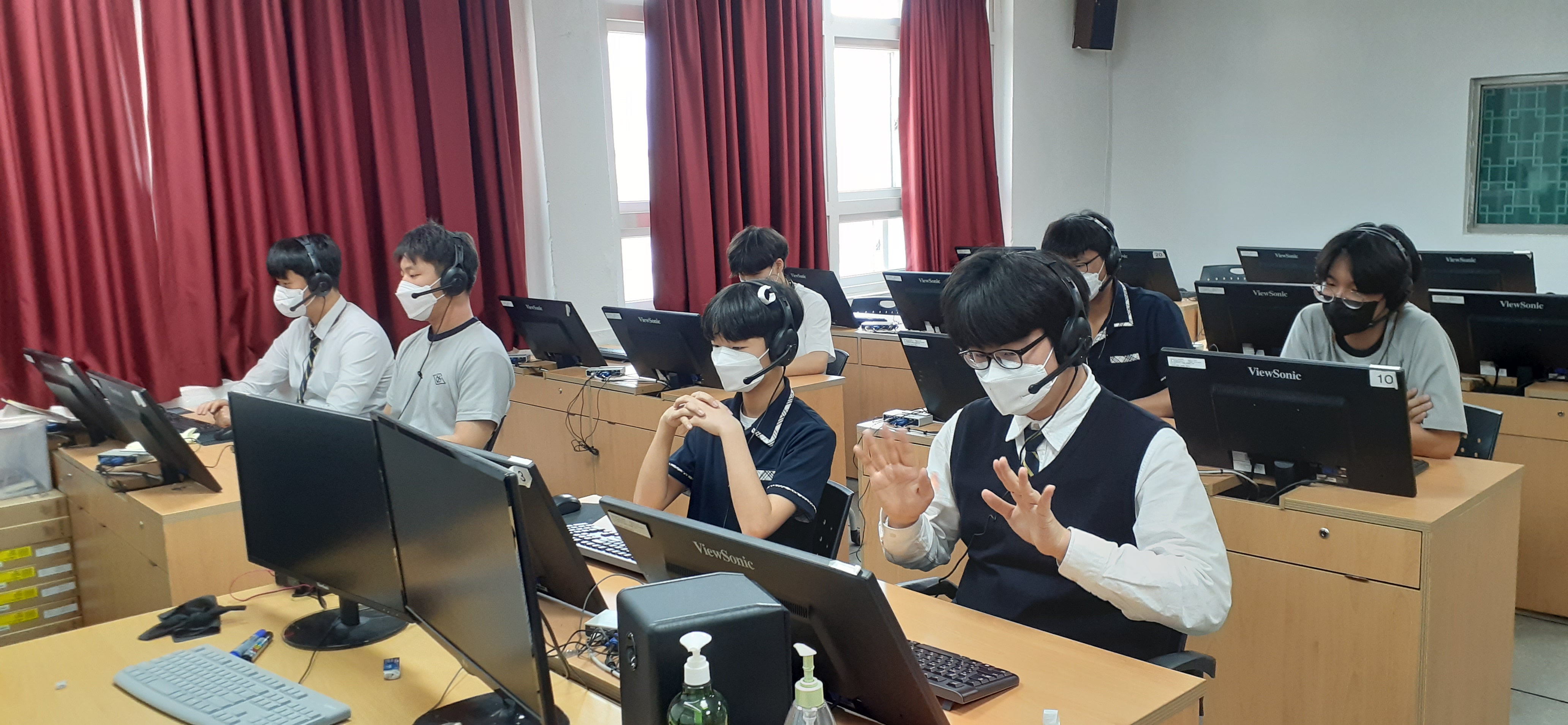 의령중, 영어자율동아리 한국에 주재하는 원어민 연구원과 화상통화 - 관련이미지2