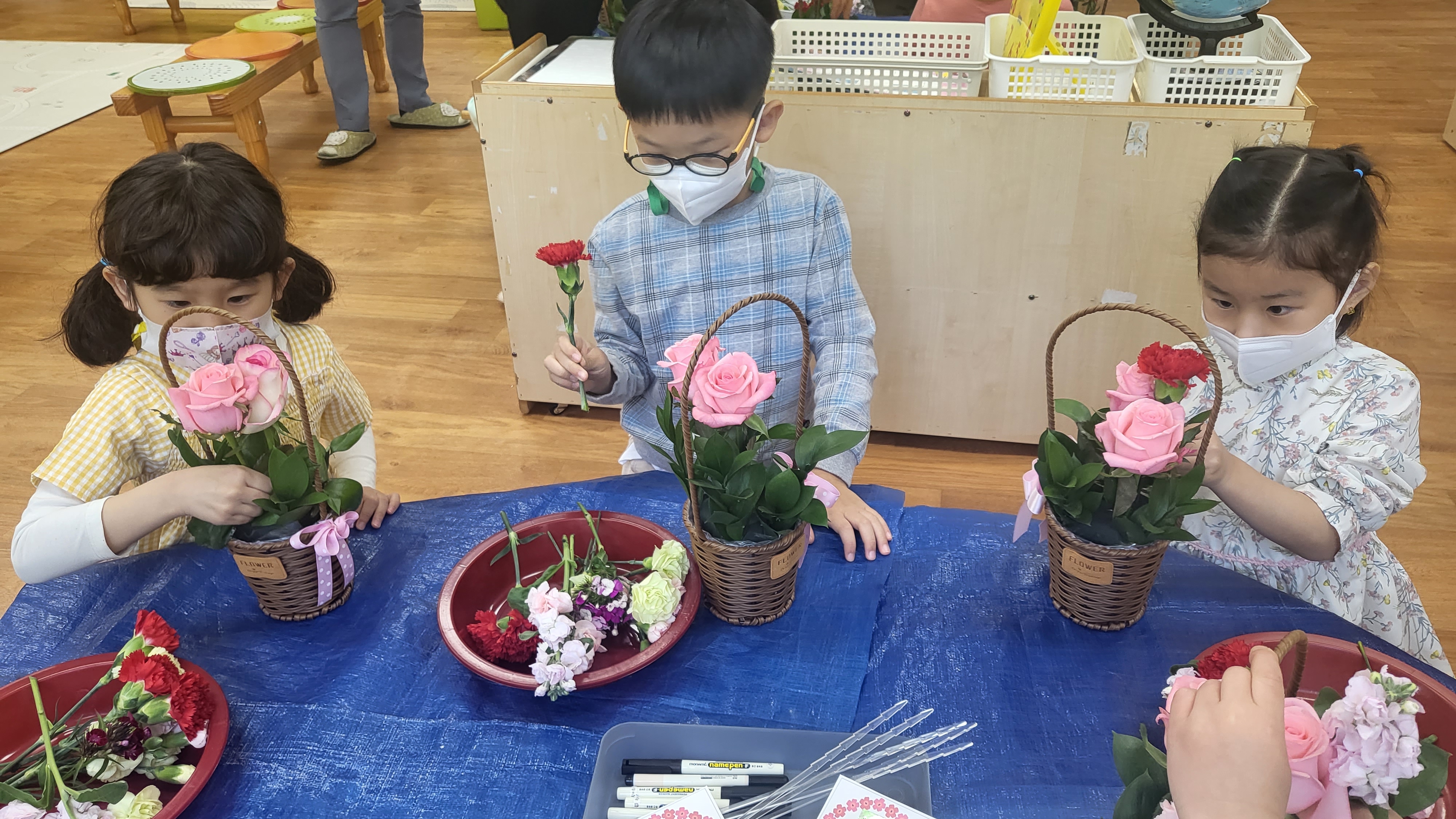 아주초등학교병설유치원, 플로리스트가 되어 부모님께 감사의 마음을 표현해요. - 관련이미지1
