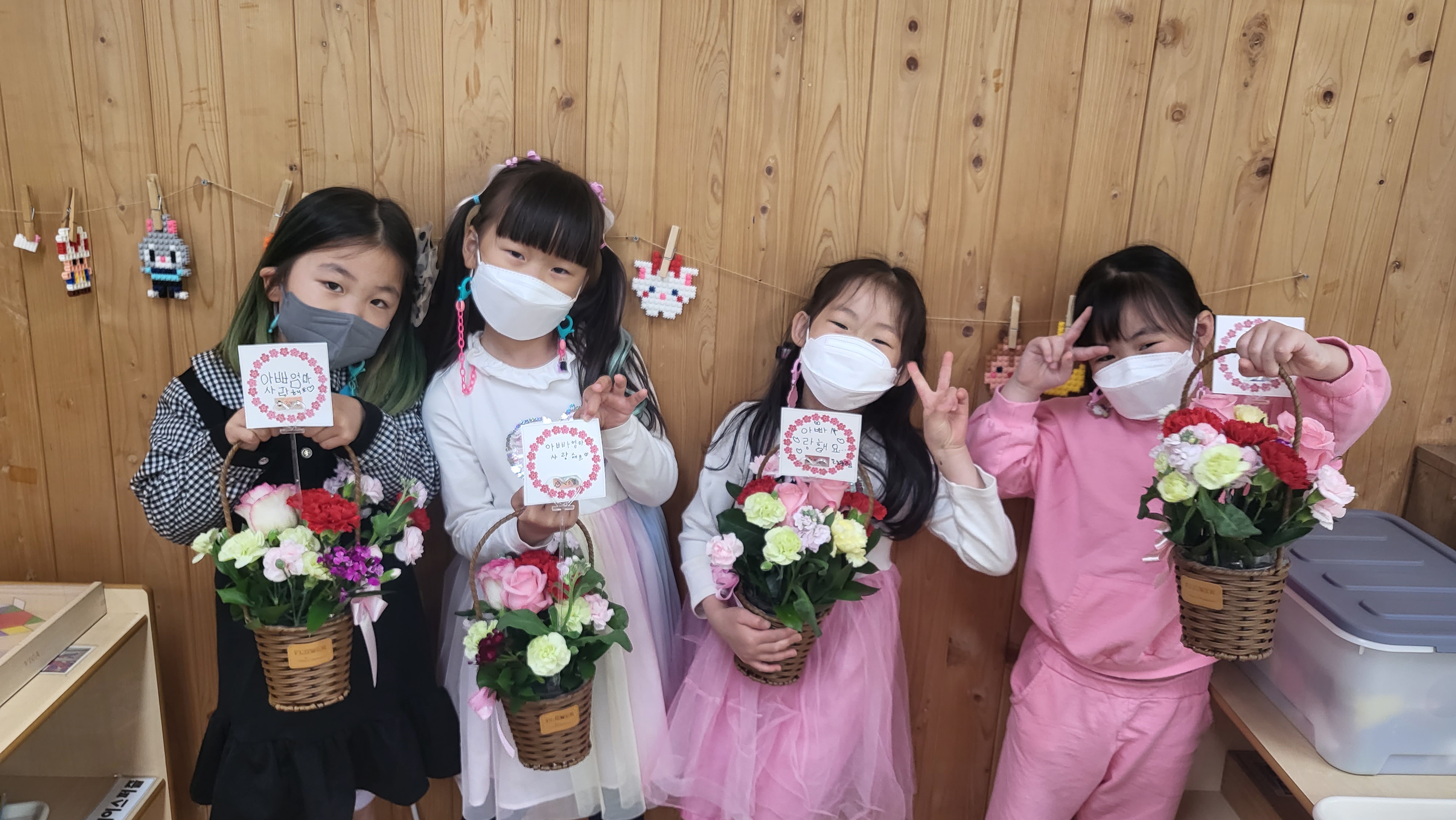 아주초등학교병설유치원, 플로리스트가 되어 부모님께 감사의 마음을 표현해요. - 관련이미지2