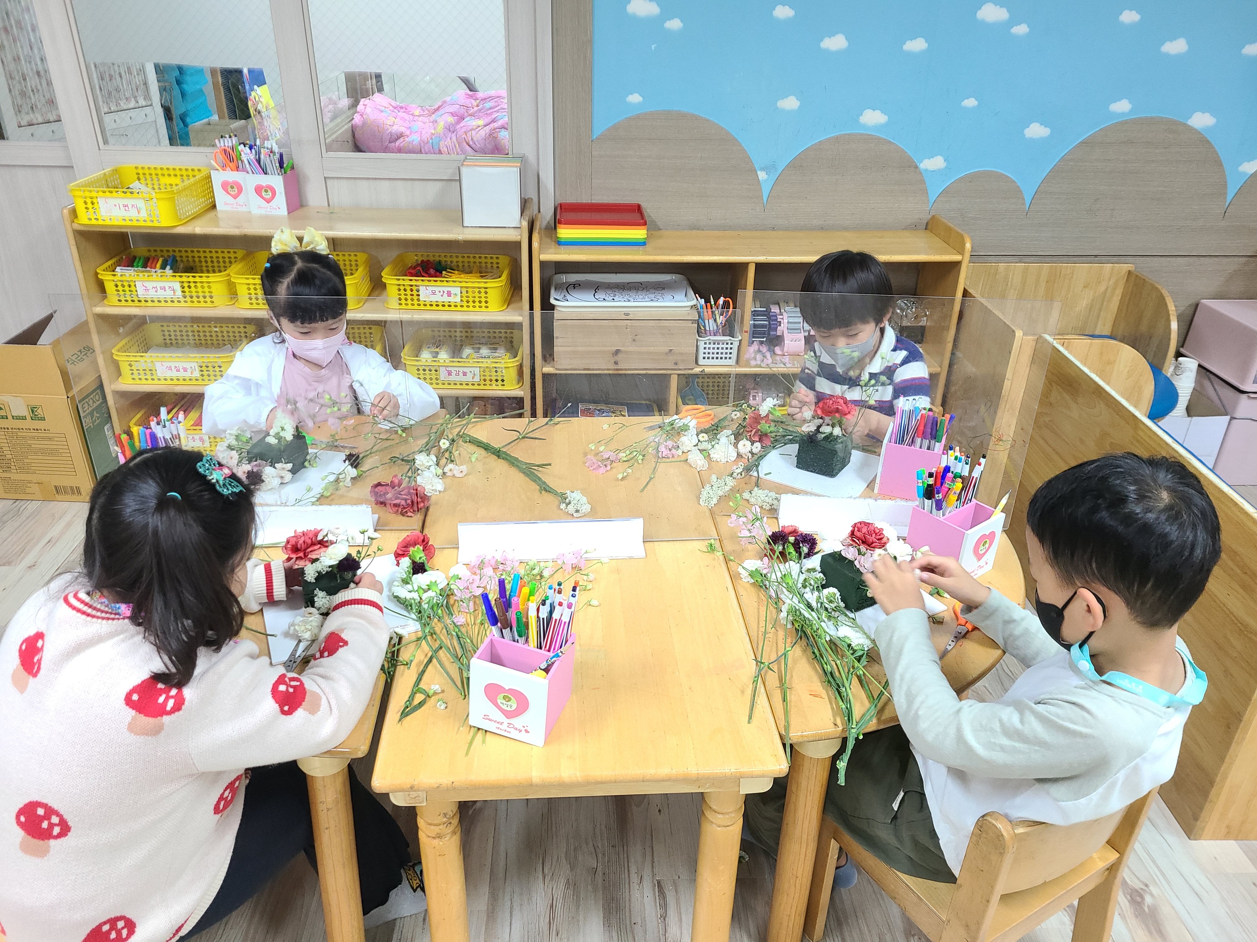 장복초등학교병설유치원, 꽃꽂이를 하며 자연과 가족에 대한 사랑 넘쳐나 - 관련이미지1