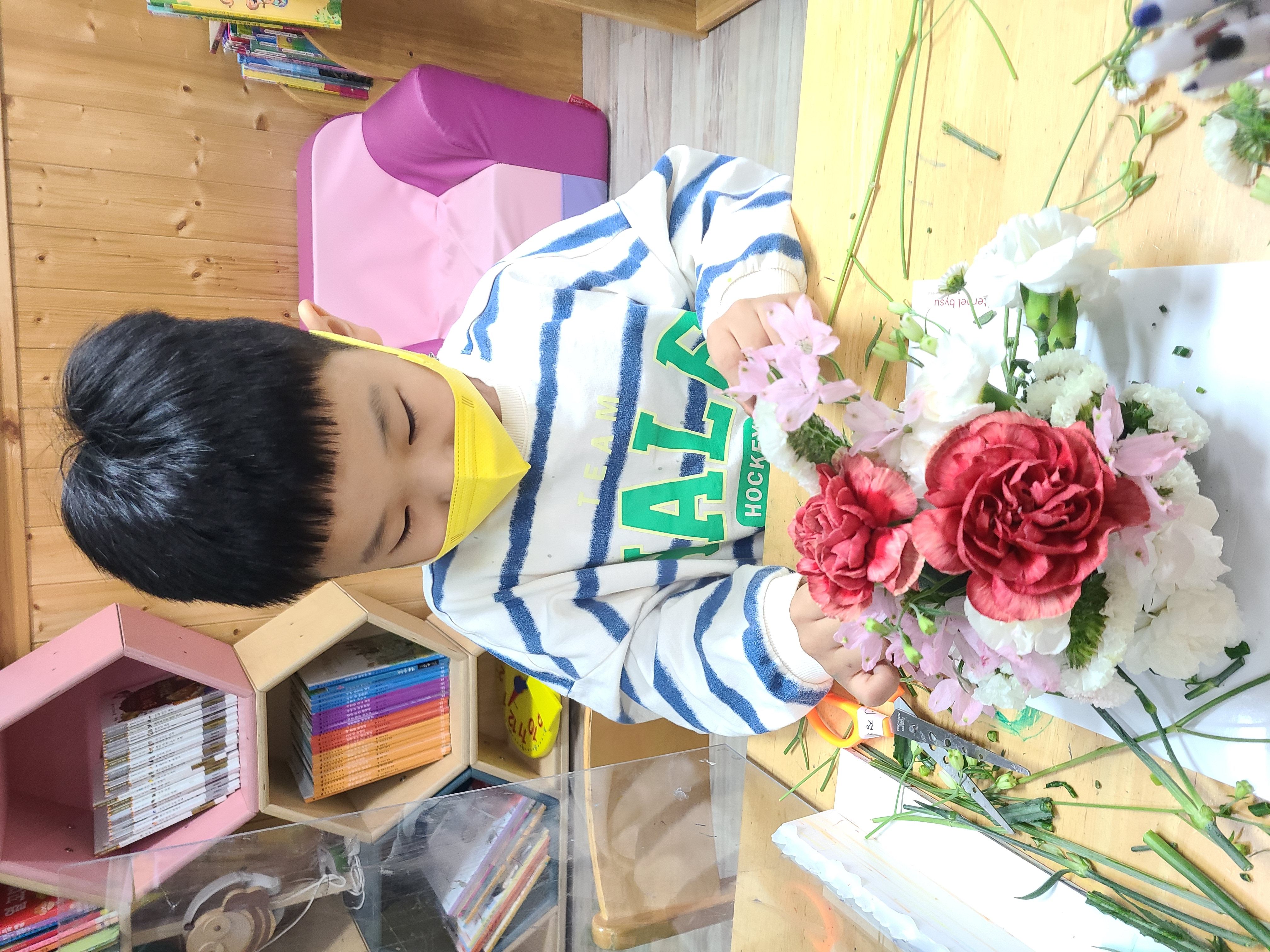 장복초등학교병설유치원, 꽃꽂이를 하며 자연과 가족에 대한 사랑 넘쳐나 - 관련이미지2