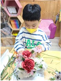 장복초등학교병설유치원, 꽃꽂이를 하며 자연과 가족에 대한 사랑 넘쳐나 - 관련이미지4