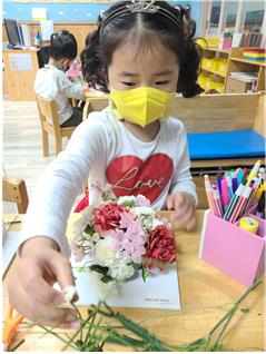 장복초등학교병설유치원, 꽃꽂이를 하며 자연과 가족에 대한 사랑 넘쳐나 - 관련이미지5