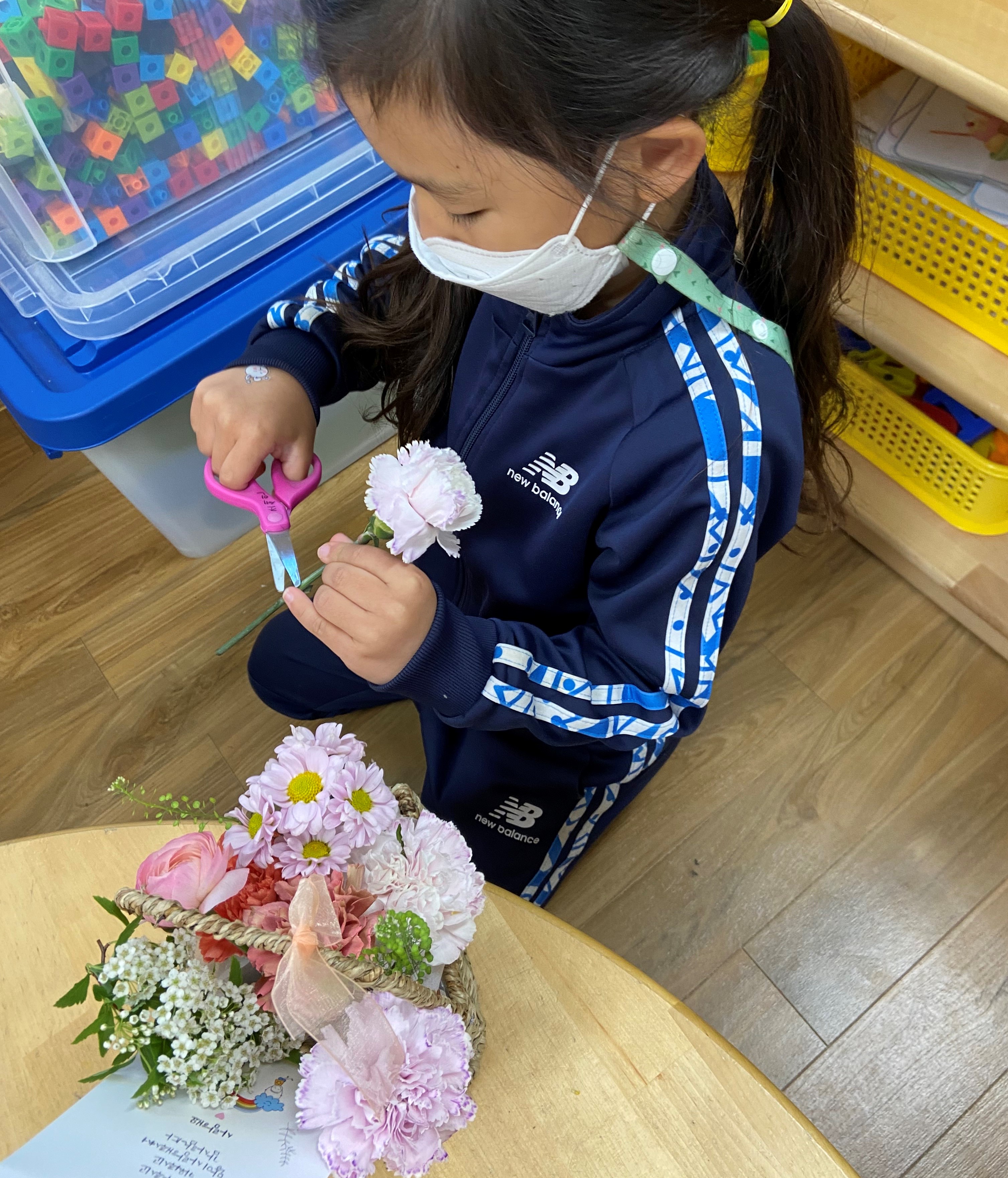 진해신항초등학교병설유치원, 꽃바구니를 만들어요! - 관련이미지10