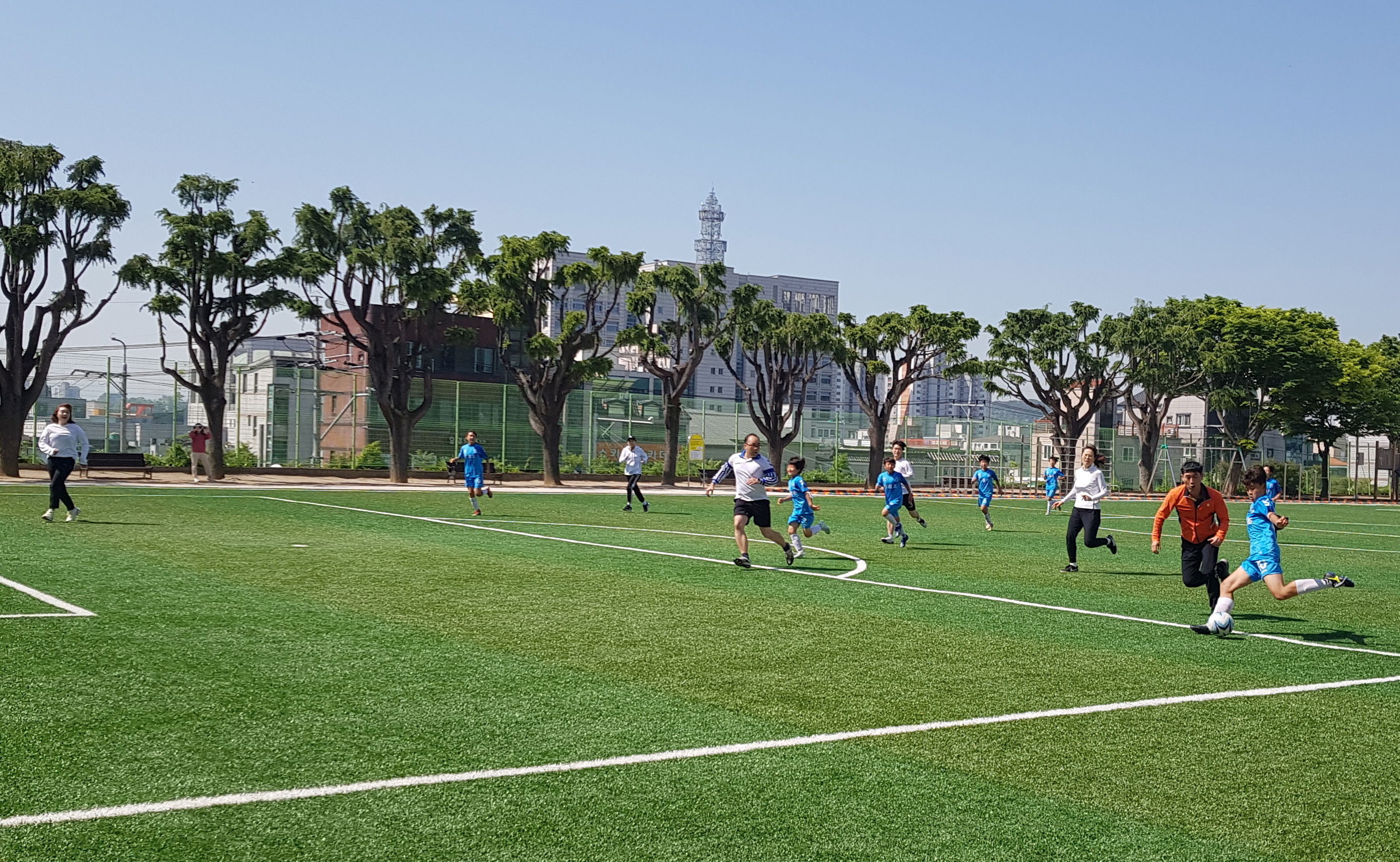 남강초, 어린이날 100주년 기념, 여자축구부 vs 교직원팀 축구대회 개최 - 관련이미지2