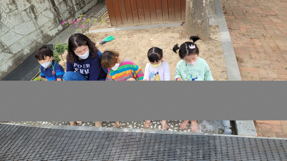 진해유치원, 맨발 걷기로 몸 튼튼, 마음 튼튼! - 관련이미지2