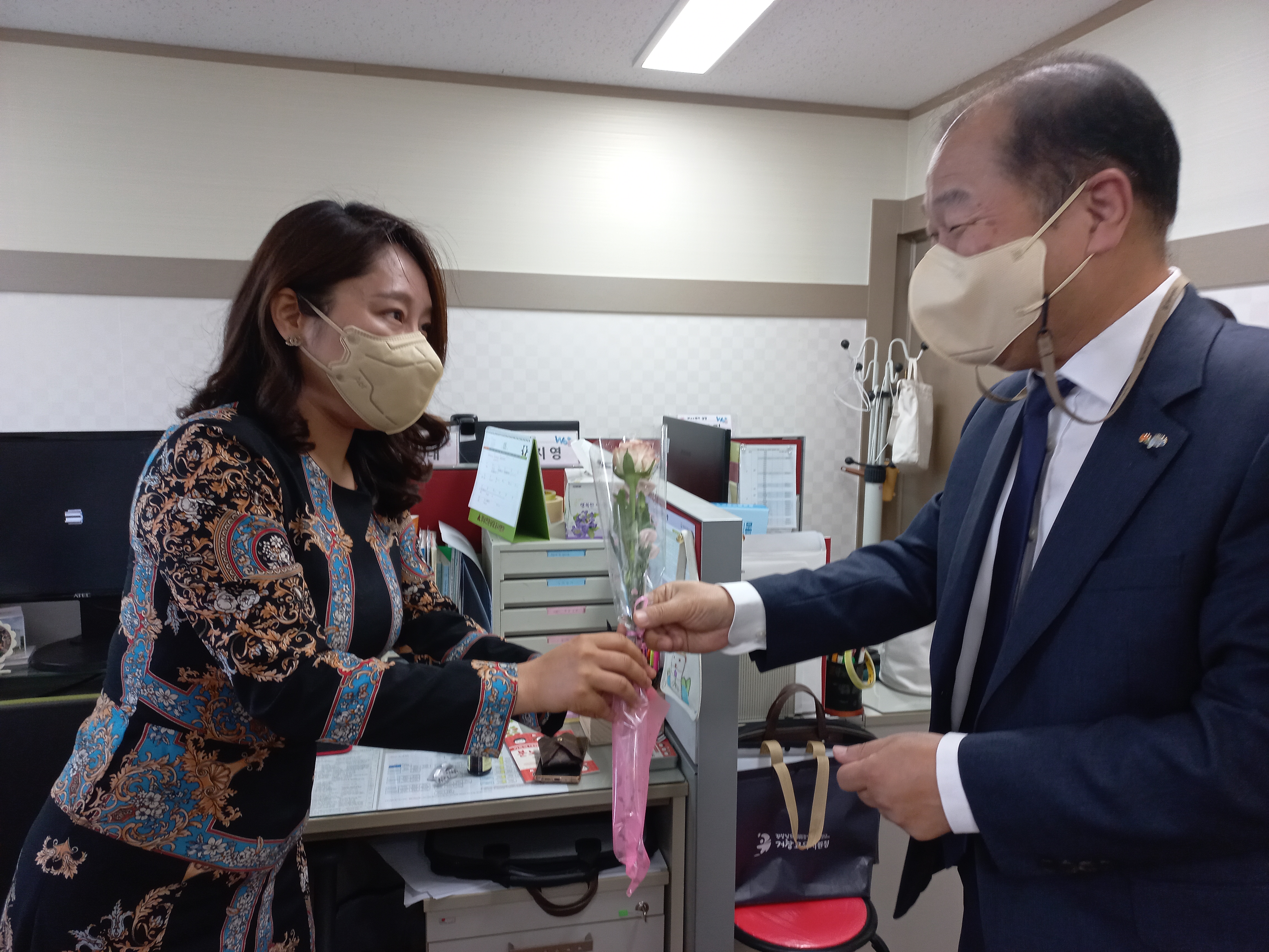 거창교육지원청, 교육장과 함께하는 청렴韓 화훼농가 돕기 “청렴으로 꽃 피우는 거창교육지원청!” - 관련이미지2