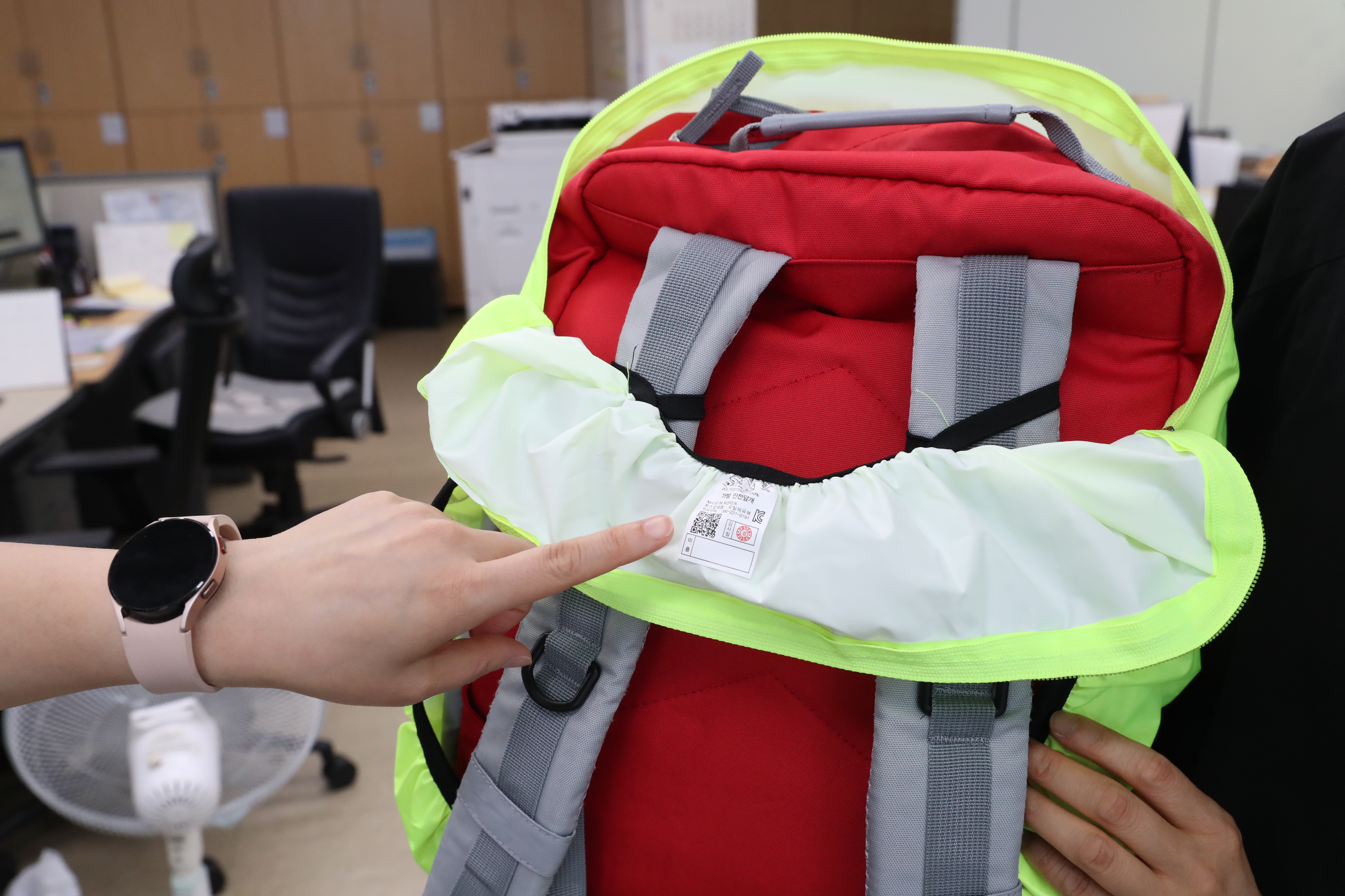 경남교육청, 고학년용 가방 안전 덮개 선보여(안전총괄과 김순선 ☎278-1741 또는 김미소 ☎278-1753) - 관련이미지1