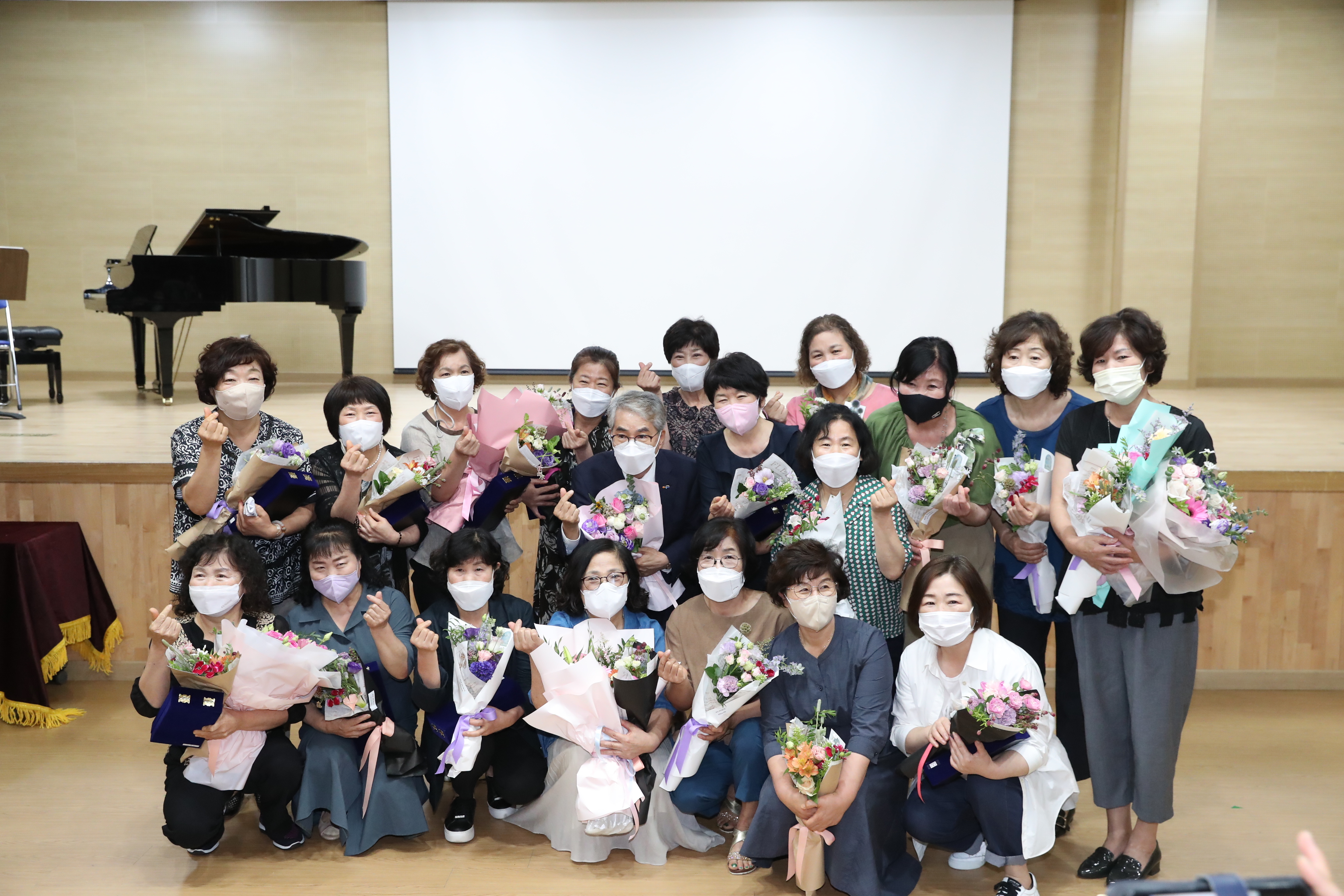 경남교육청, 퇴직 교육공무직원 표창 수여식(노사협력과 구미정 ☎268-1211 또는 구윤민 ☎268-1216) - 관련이미지2