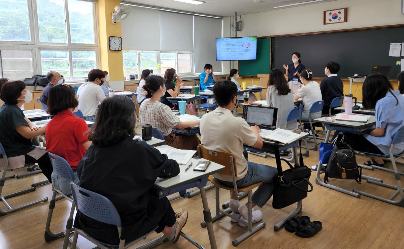 경남 교사들, 2학기 수업 준비로 열기 ‘후끈’(중등교육과 박진희 ☎268-1161 또는 윤은주 ☎268-1163) - 관련이미지1