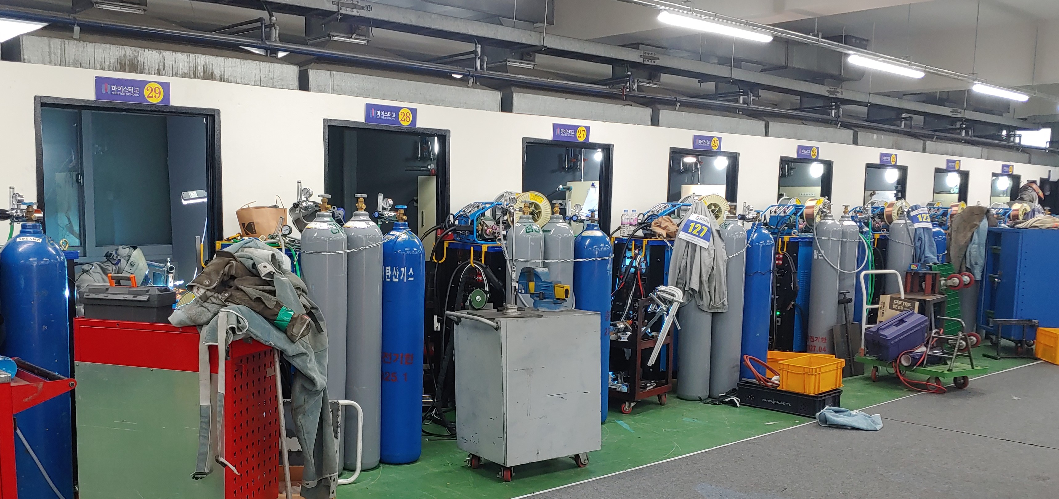 아늑한 1인 용접실, 최첨단 실습장. 전국 기술인의 꿈을 향한 도전, 경남에서 이룬다 - 관련이미지2