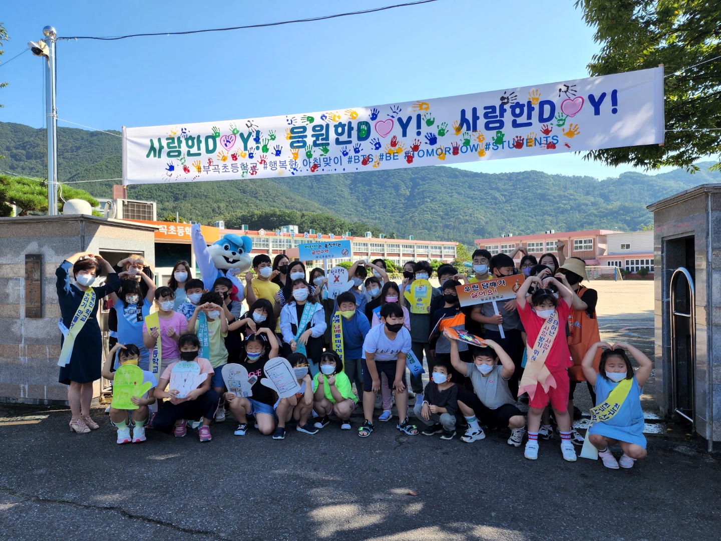 부곡초, “우리학교는 36명의 BTS가 있습니다.” 36개의 미래를 응원한 행복한 아침맞이 - 관련이미지1
