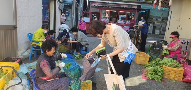 하동교육지원청, 추석 명절 전통시장 장보기 및 청렴 홍보 캠페인 실시 - 관련이미지1