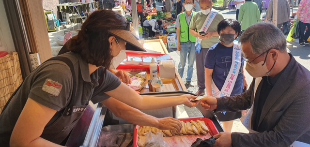 하동교육지원청, 추석 명절 전통시장 장보기 및 청렴 홍보 캠페인 실시 - 관련이미지2