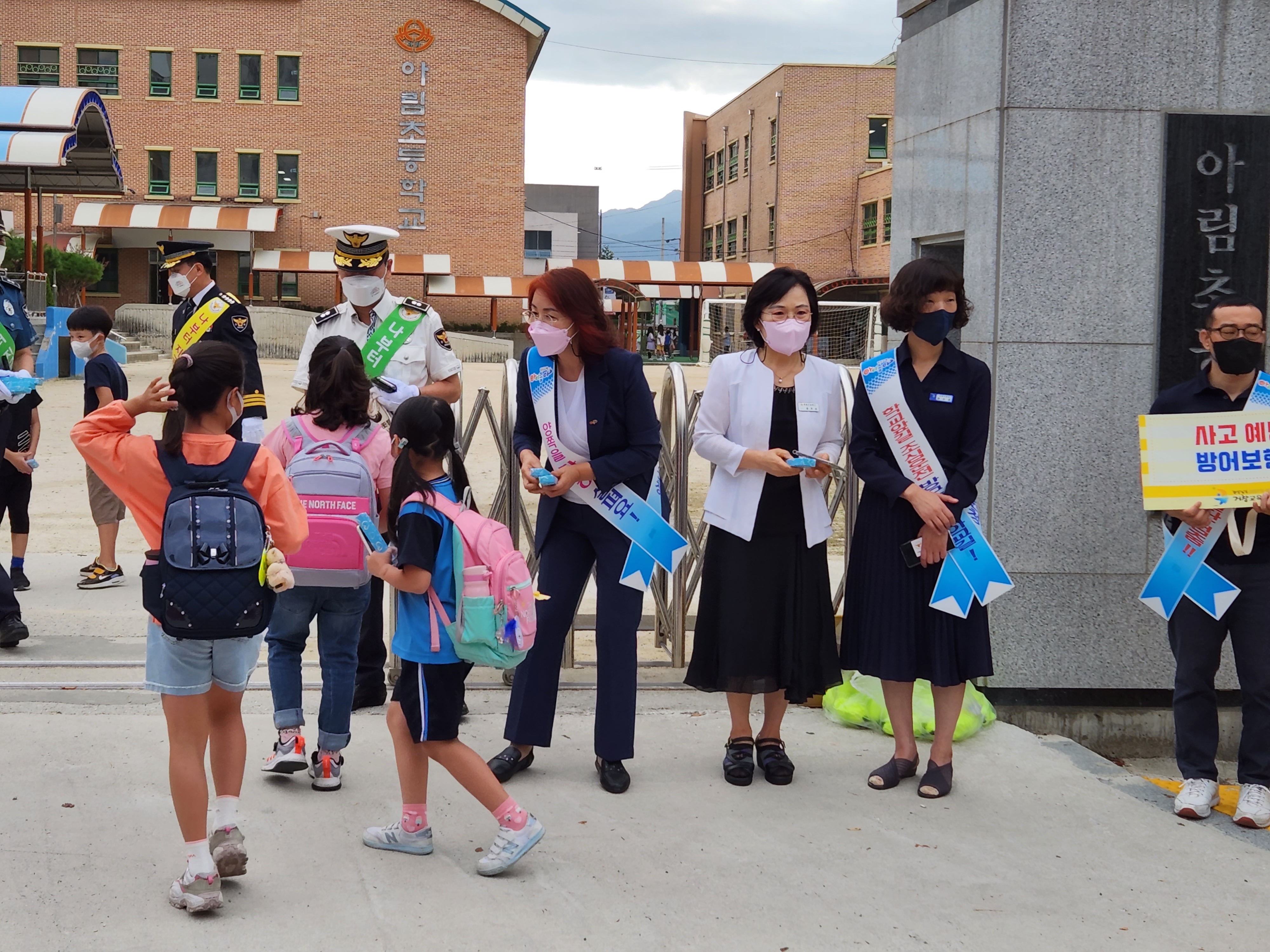 거창교육지원청, 관계기관 합동 교통안전 캠페인 실시 - 관련이미지4